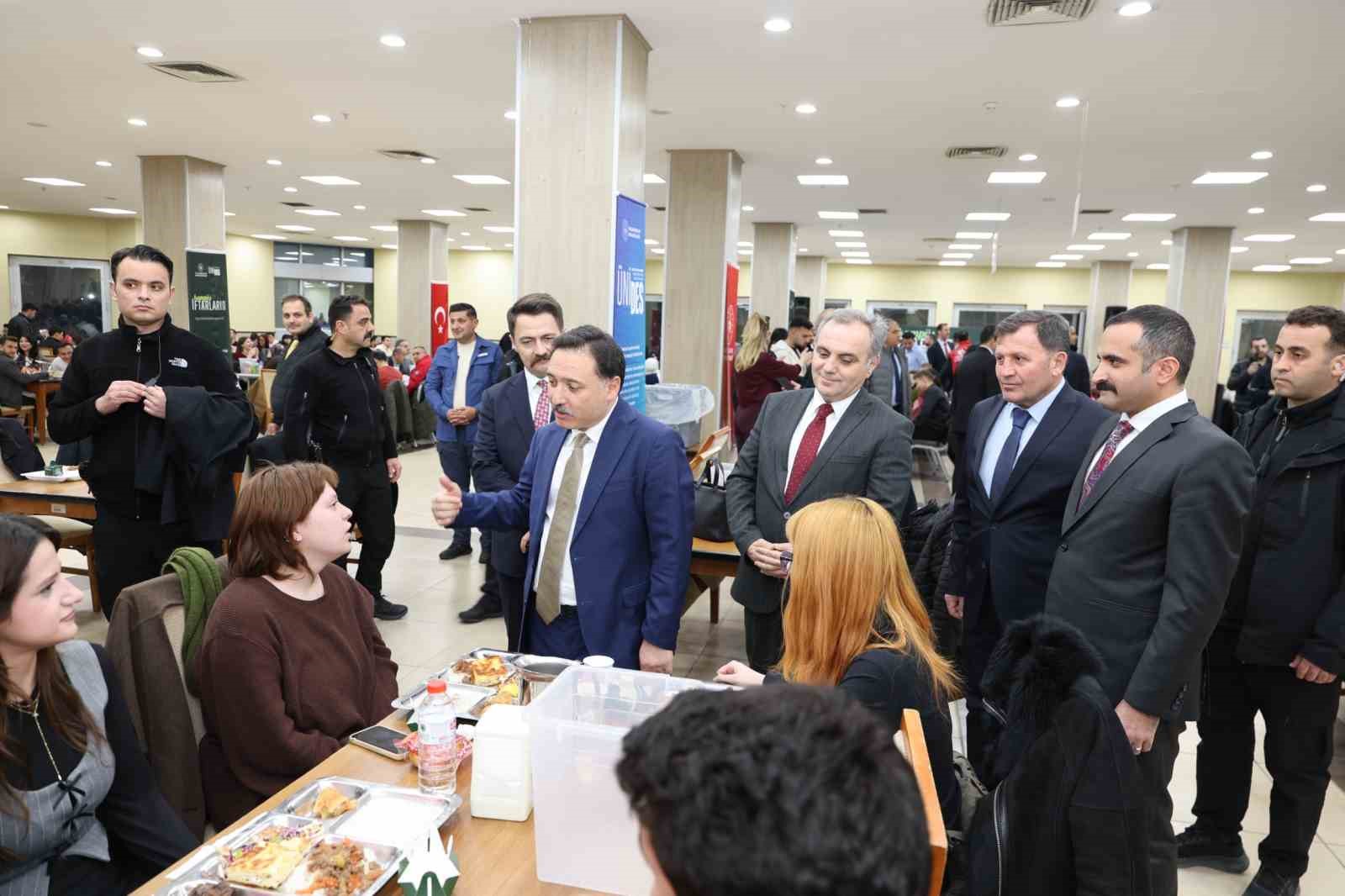 Vali Gökmen Çiçek, ERÜ öğrencileri ile iftar yaptı

