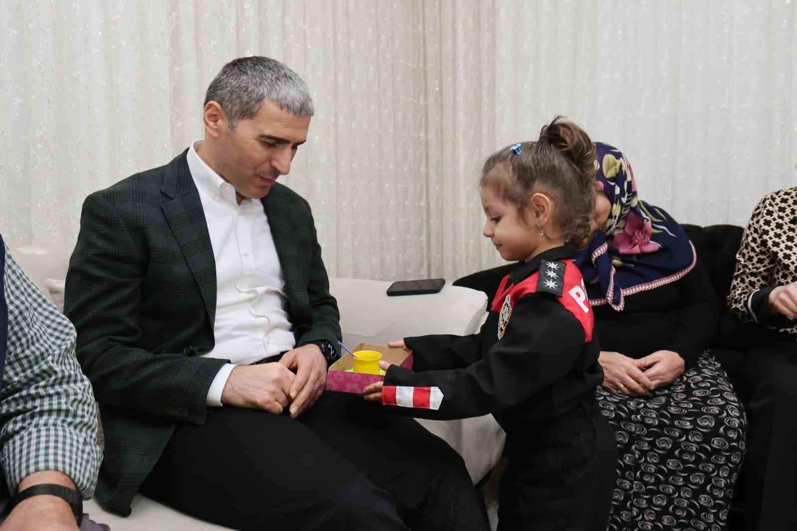 Vali görevinin ilk gününde iftarını şehit ailesinin evinde yaptı
