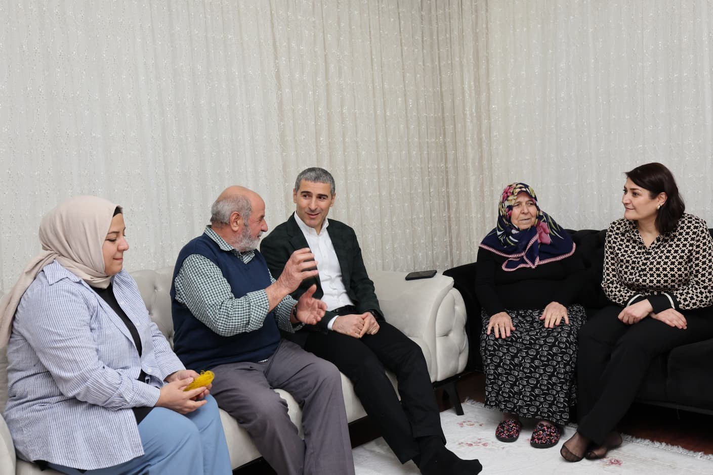 Vali görevinin ilk gününde iftarını şehit ailesinin evinde yaptı
