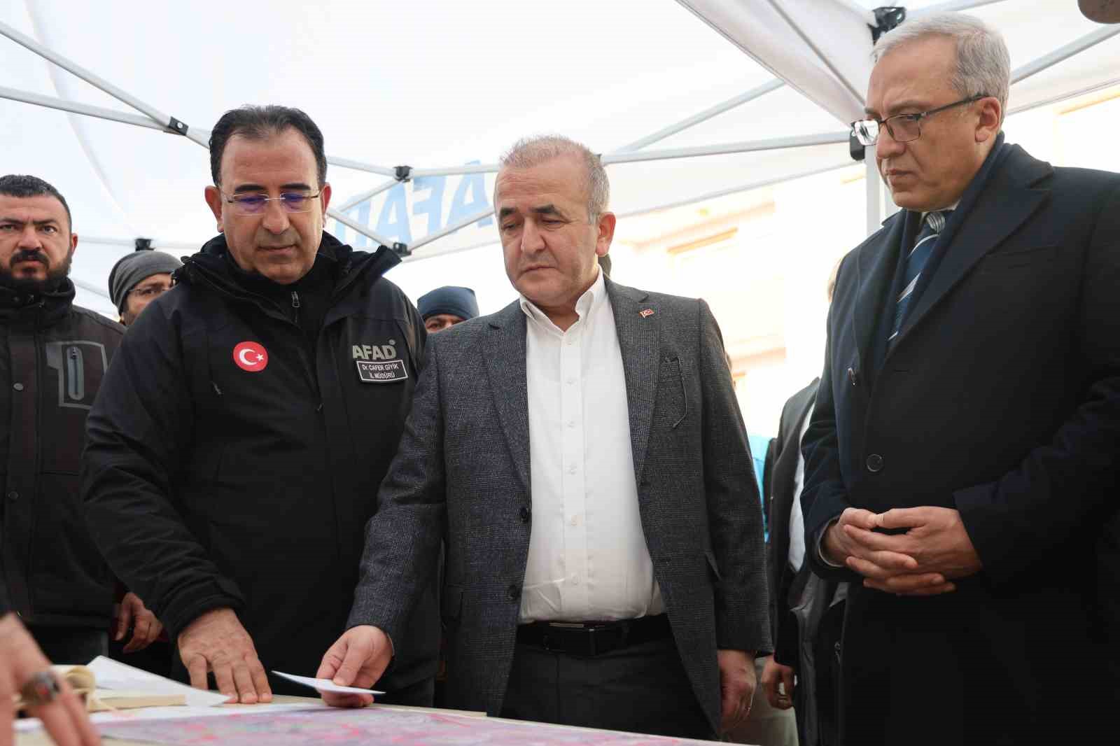 Vali Hatipoğlu: "Arama ve tarama faaliyetleri geniş bir alan içerisinde devam ediyor"
