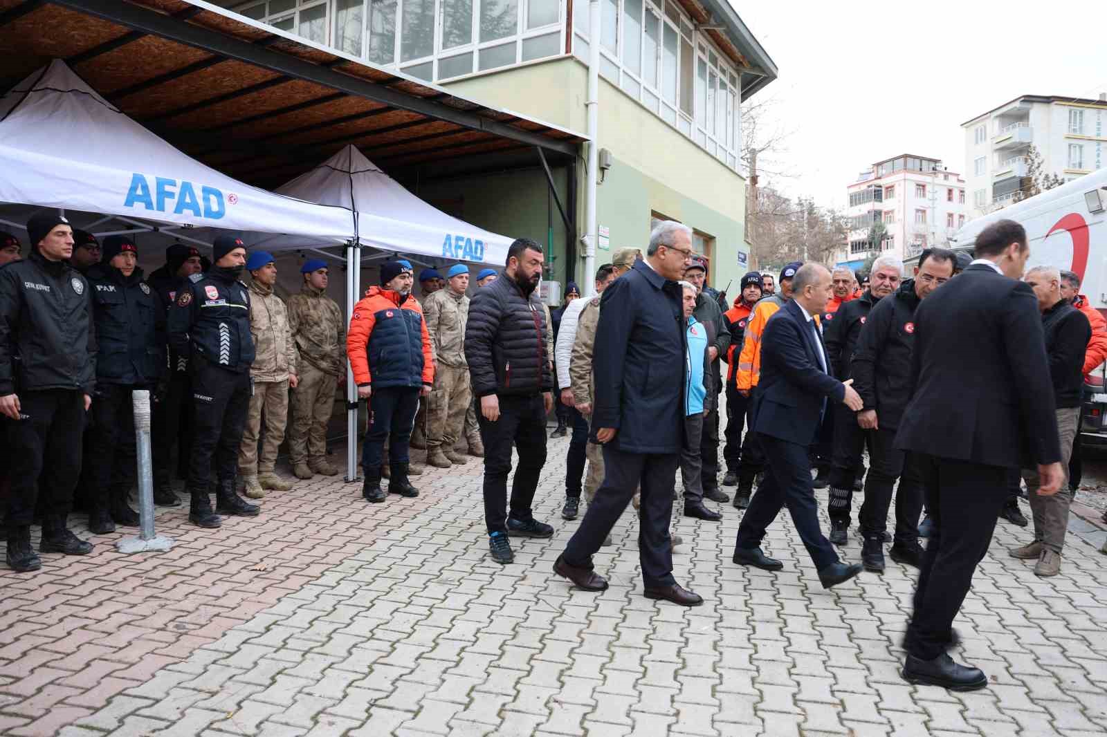 Vali Hatipoğlu kayıp şahıs için, "Maalesef henüz olumlu bir haber alamadık"
