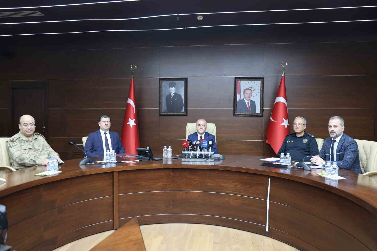 Vali Hatipoğlu: "Randevusu olmayan ebeveynler okul bahçesine sokulmayacak"
