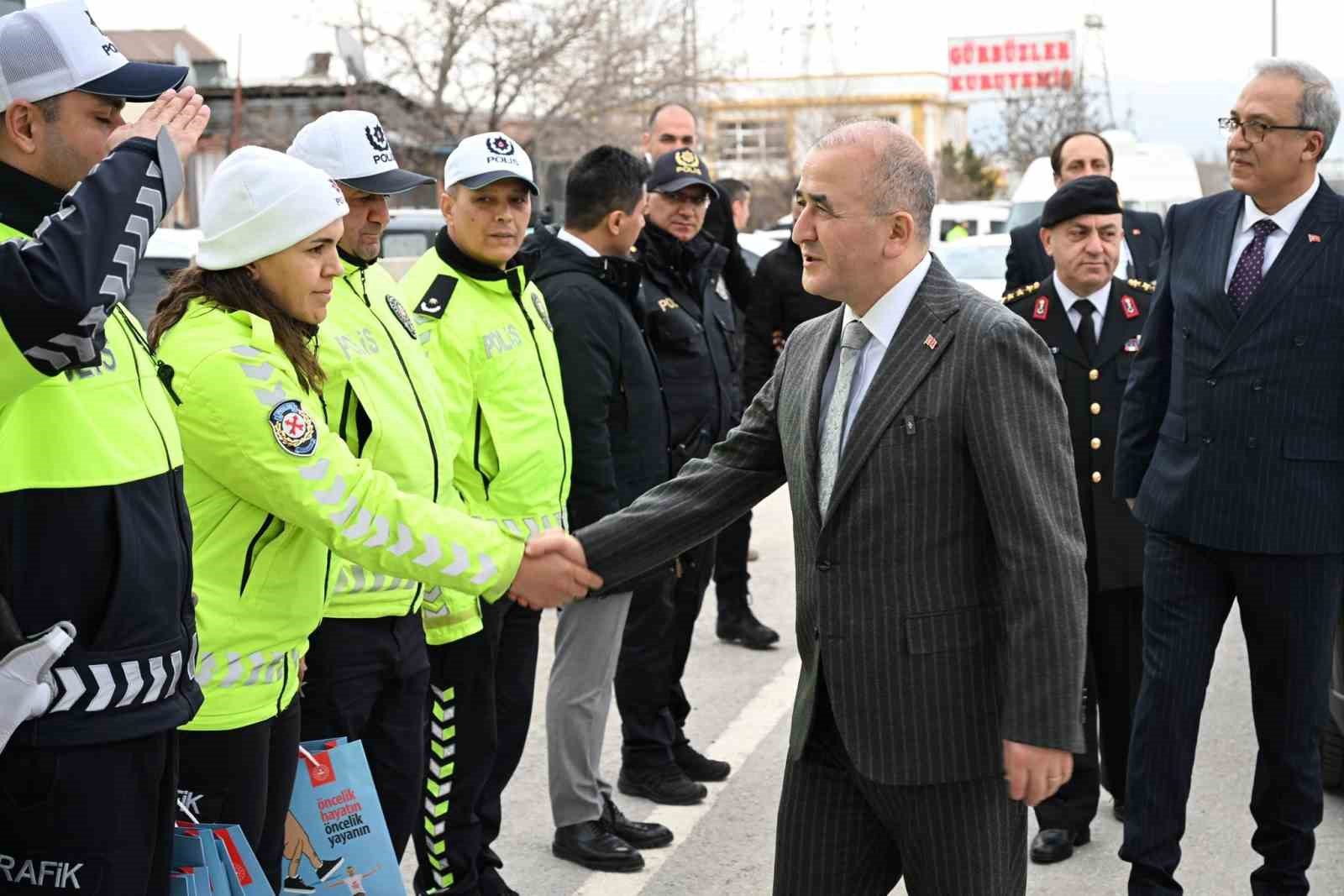 Vali Hatipoğlu, uygulama noktalarında güvenlik güçleri  ve vatandaşlarla bayramlaştı
