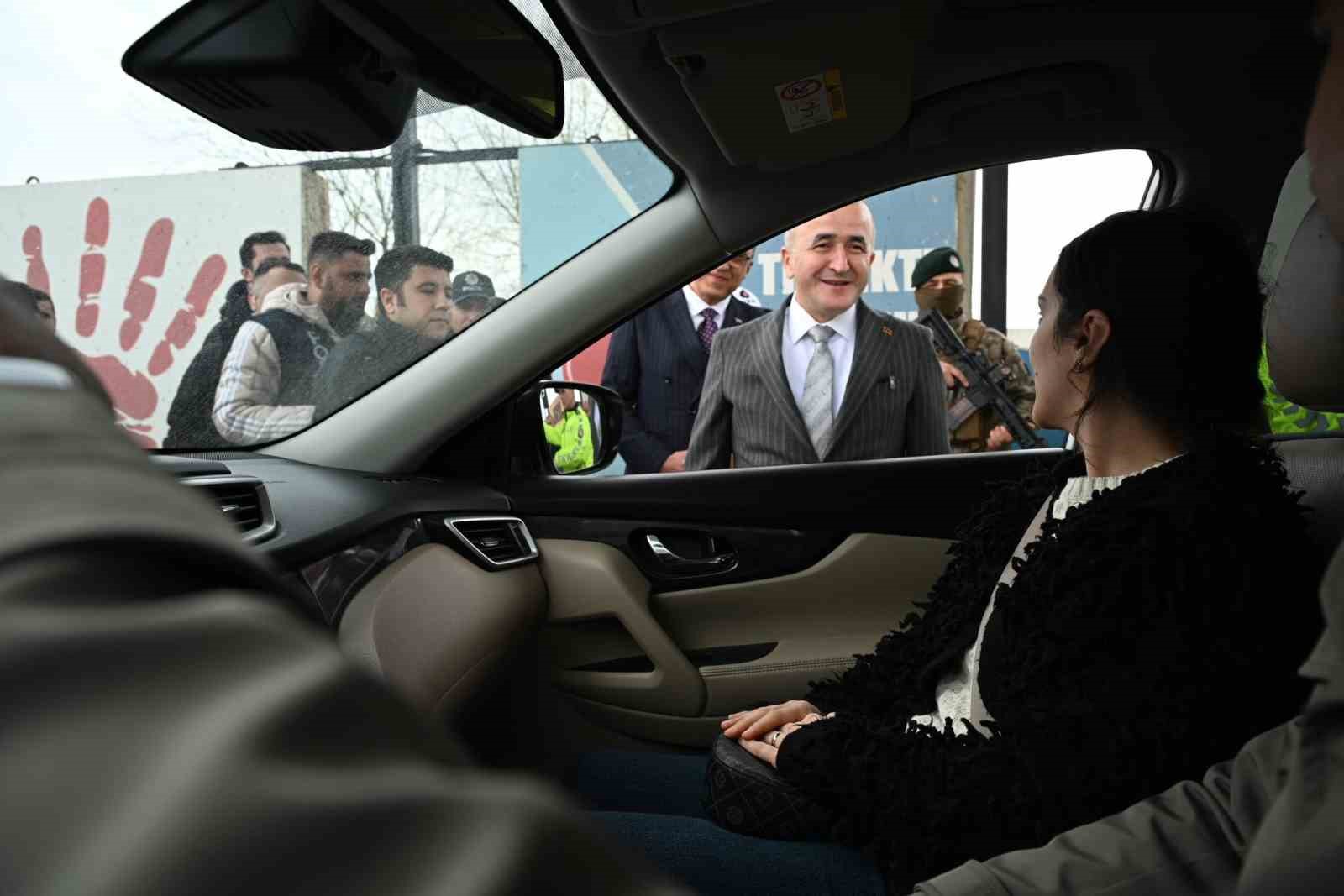 Vali Hatipoğlu, uygulama noktalarında güvenlik güçleri  ve vatandaşlarla bayramlaştı
