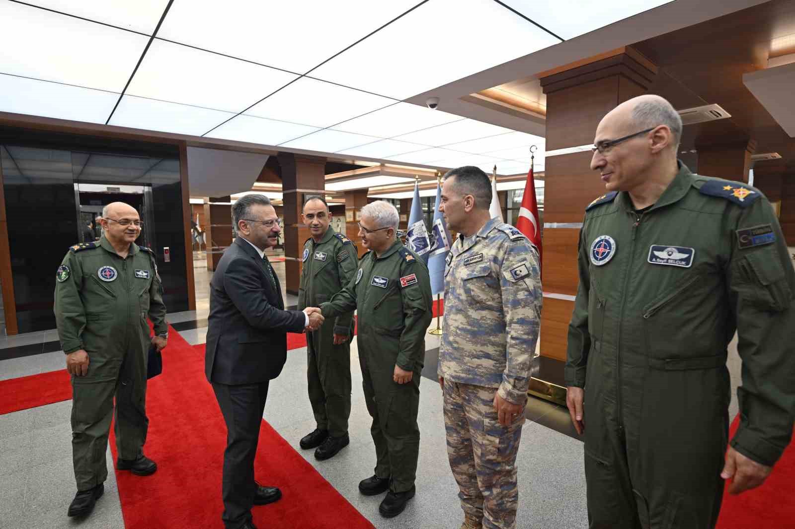 Vali Hüseyin Aksoy’dan Muharip Hava Kuvveti Komutanlığı’na veda ziyareti
