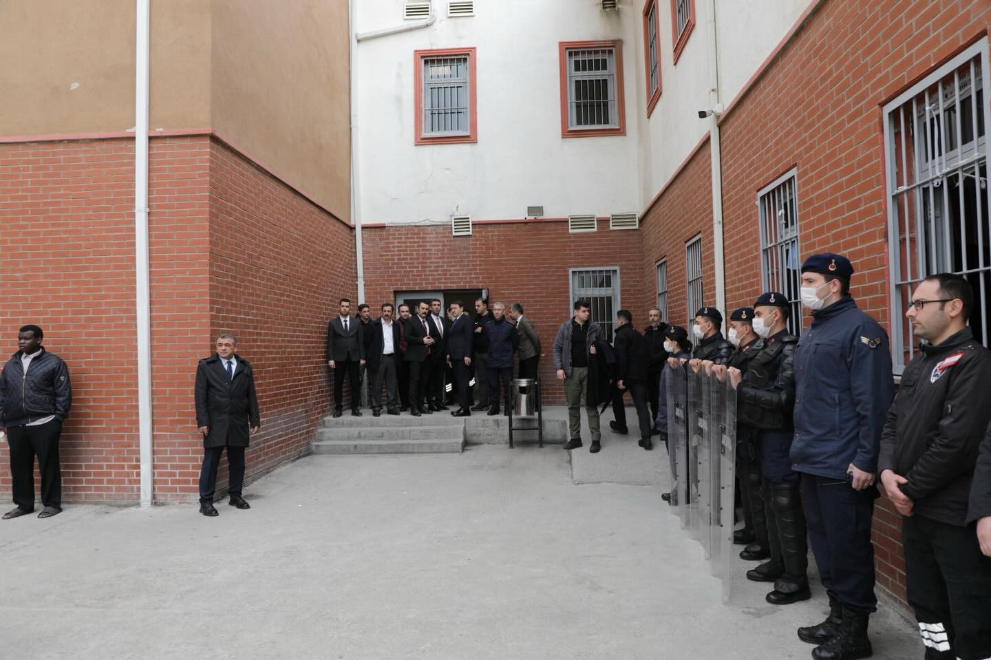 Vali Işın, Geri Gönderme Merkezi’ni inceledi
