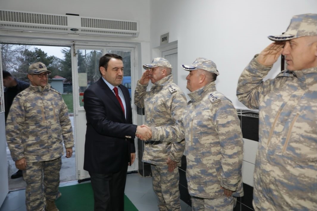 Vali Işın, orucunu Mehmetçiklerle açtı
