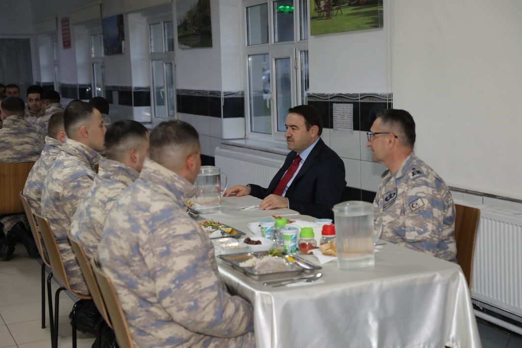 Vali Işın, orucunu Mehmetçiklerle açtı
