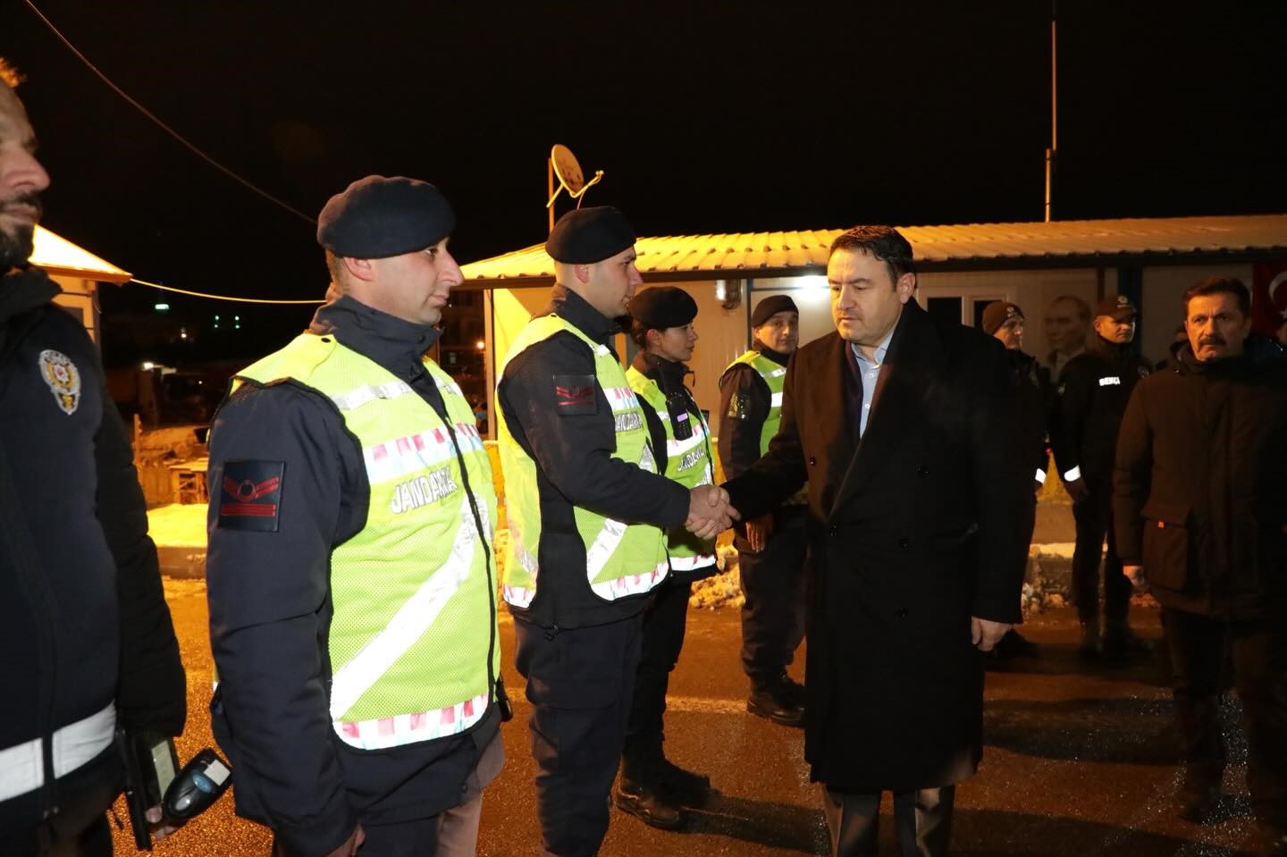 Vali Işın, yılbaşında görevleri başındaki kurum personelleriyle bir araya geldi
