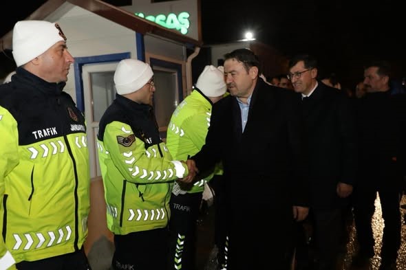 Vali Işın, yılbaşında görevleri başındaki kurum personelleriyle bir araya geldi
