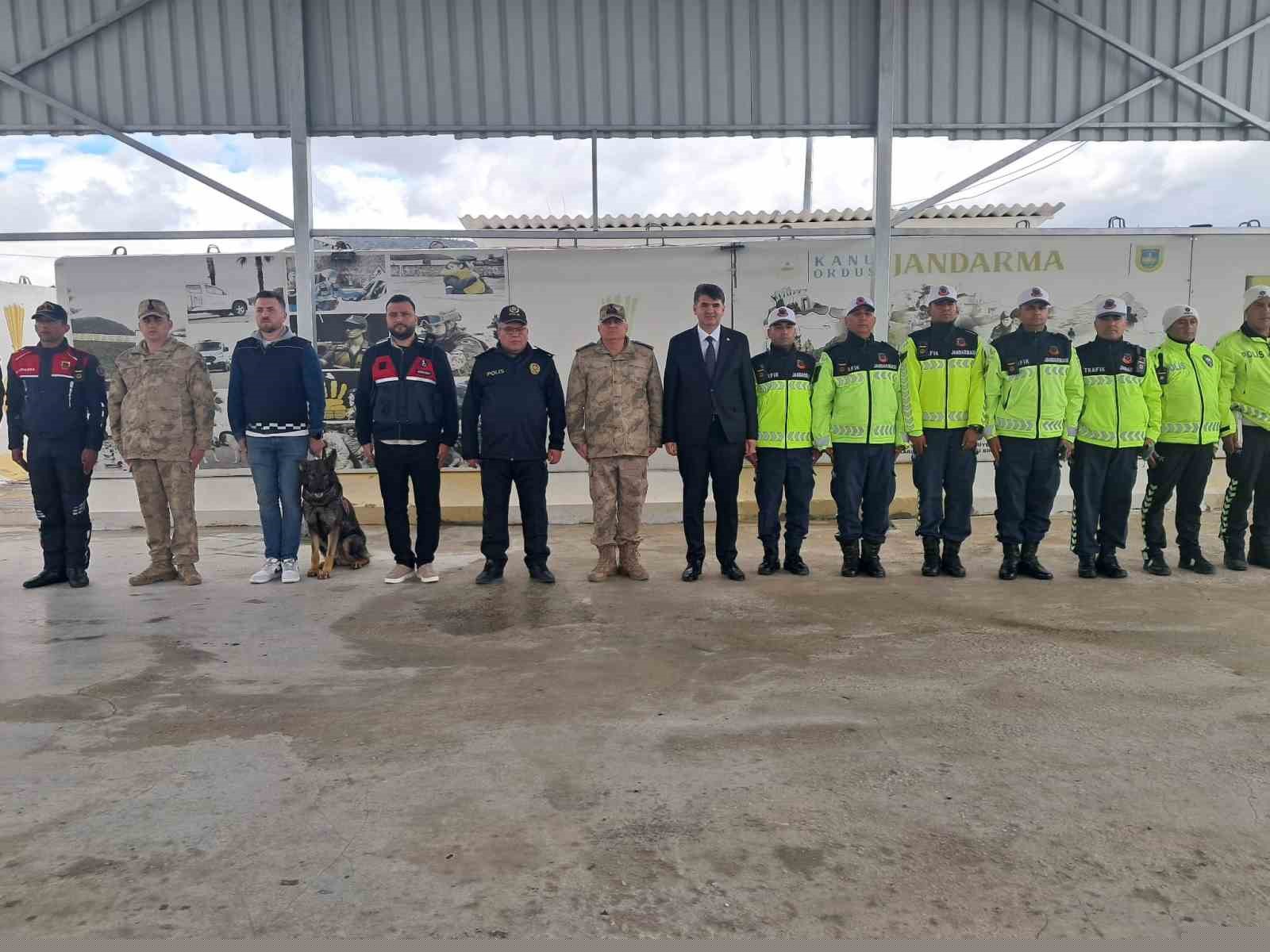 Vali Kalaylı uygulama noktasında güvenlik güçleri ve vatandaşlarla bayramlaştı
