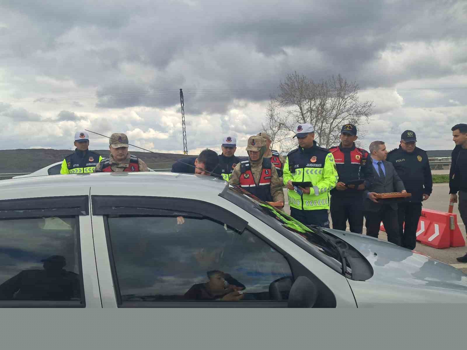 Vali Kalaylı uygulama noktasında güvenlik güçleri ve vatandaşlarla bayramlaştı
