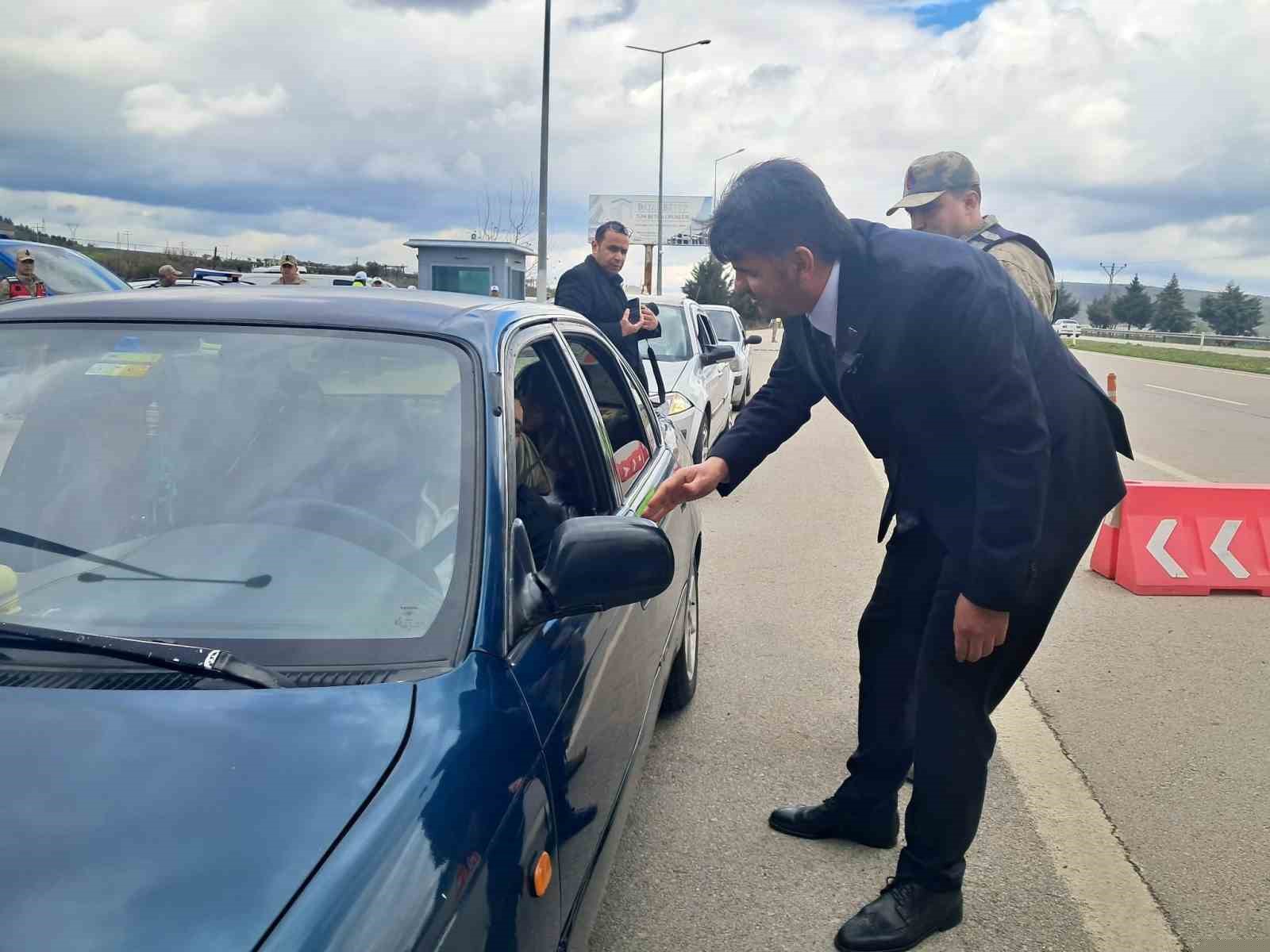 Vali Kalaylı uygulama noktasında güvenlik güçleri ve vatandaşlarla bayramlaştı
