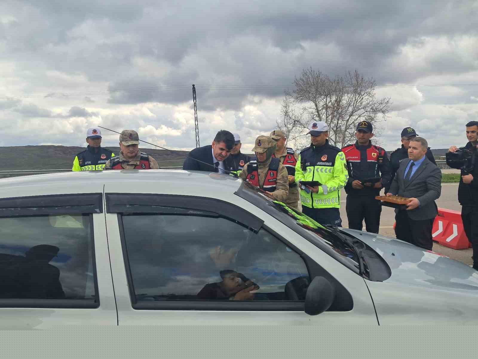 Vali Kalaylı uygulama noktasında güvenlik güçleri ve vatandaşlarla bayramlaştı
