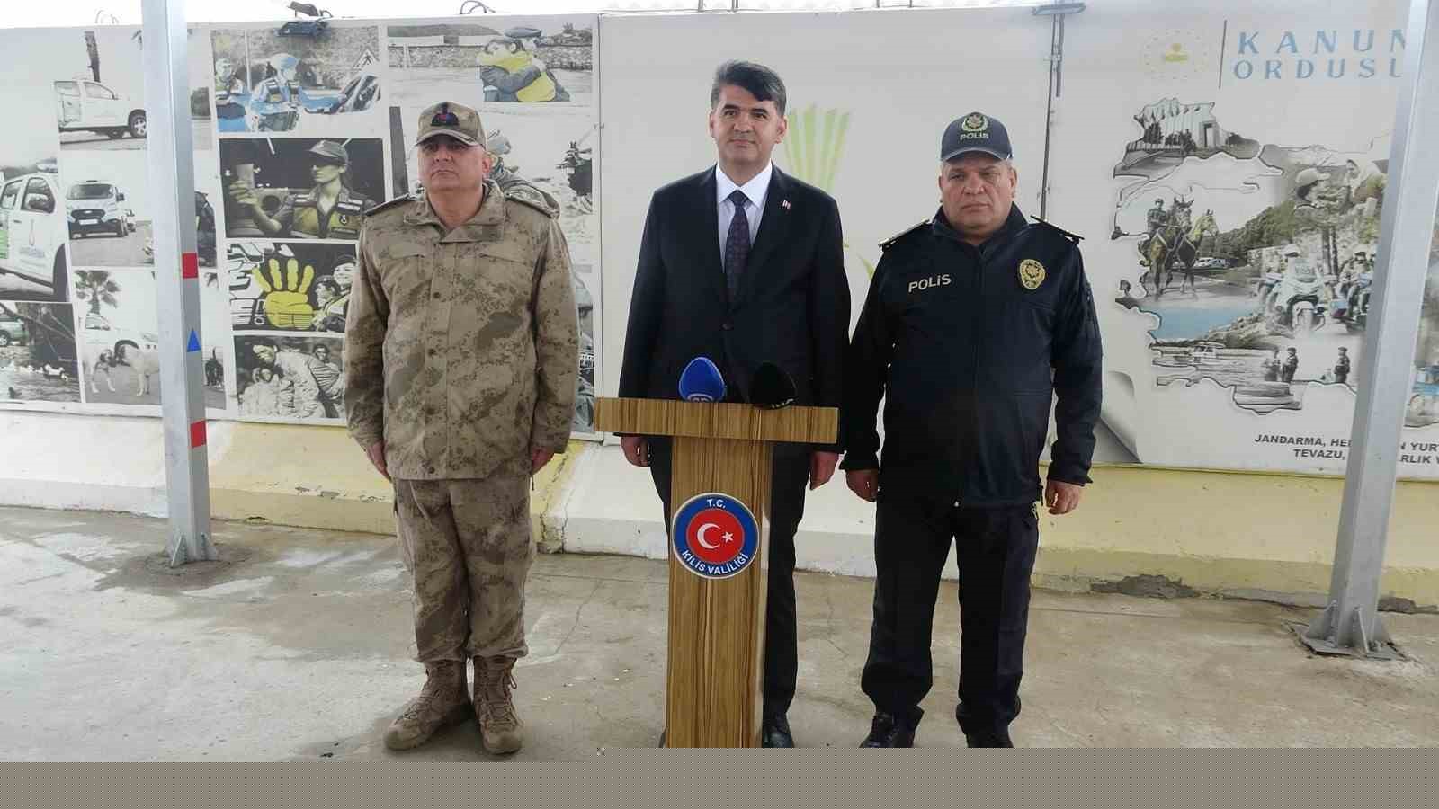 Vali Kalaylı uygulama noktasında güvenlik güçleri ve vatandaşlarla bayramlaştı
