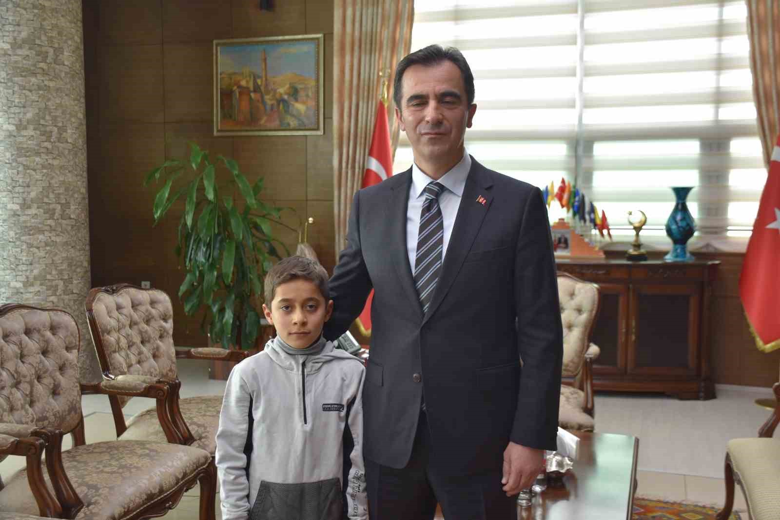 Vali Karakaya’dan kar altında İstiklal Marşı okuyan öğrenciye teşekkür
Vali Karakaya’dan kar altında İstiklal Marşı okuyan öğrenciye teşekkür