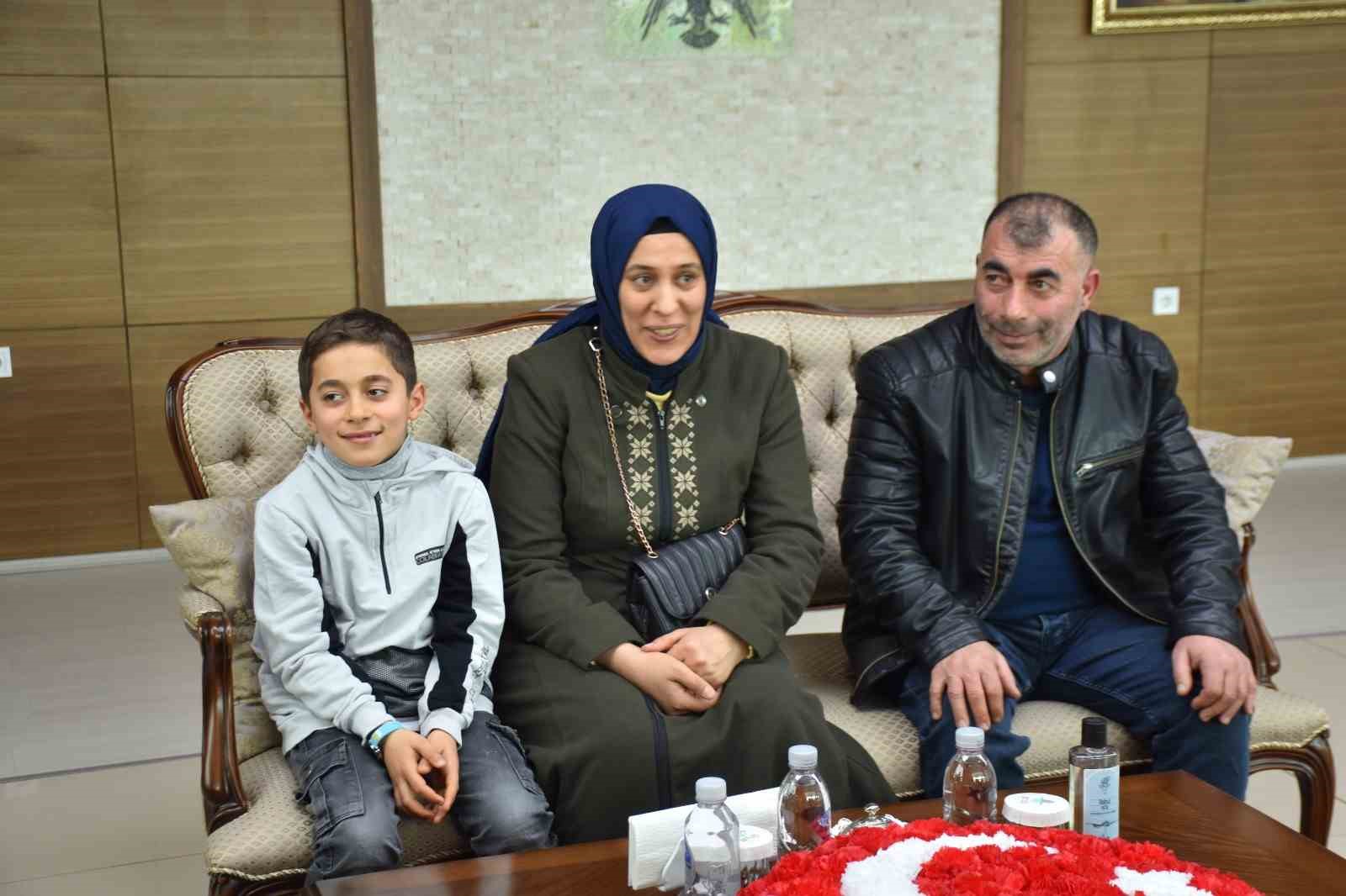 Vali Karakaya’dan kar altında İstiklal Marşı okuyan öğrenciye teşekkür
Vali Karakaya’dan kar altında İstiklal Marşı okuyan öğrenciye teşekkür