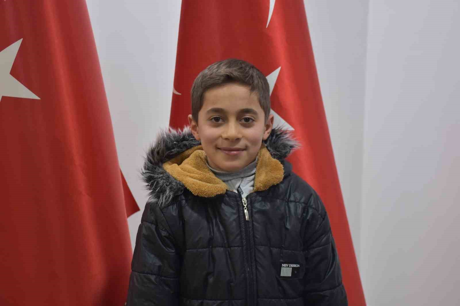 Vali Karakaya’dan kar altında İstiklal Marşı okuyan öğrenciye teşekkür
Vali Karakaya’dan kar altında İstiklal Marşı okuyan öğrenciye teşekkür