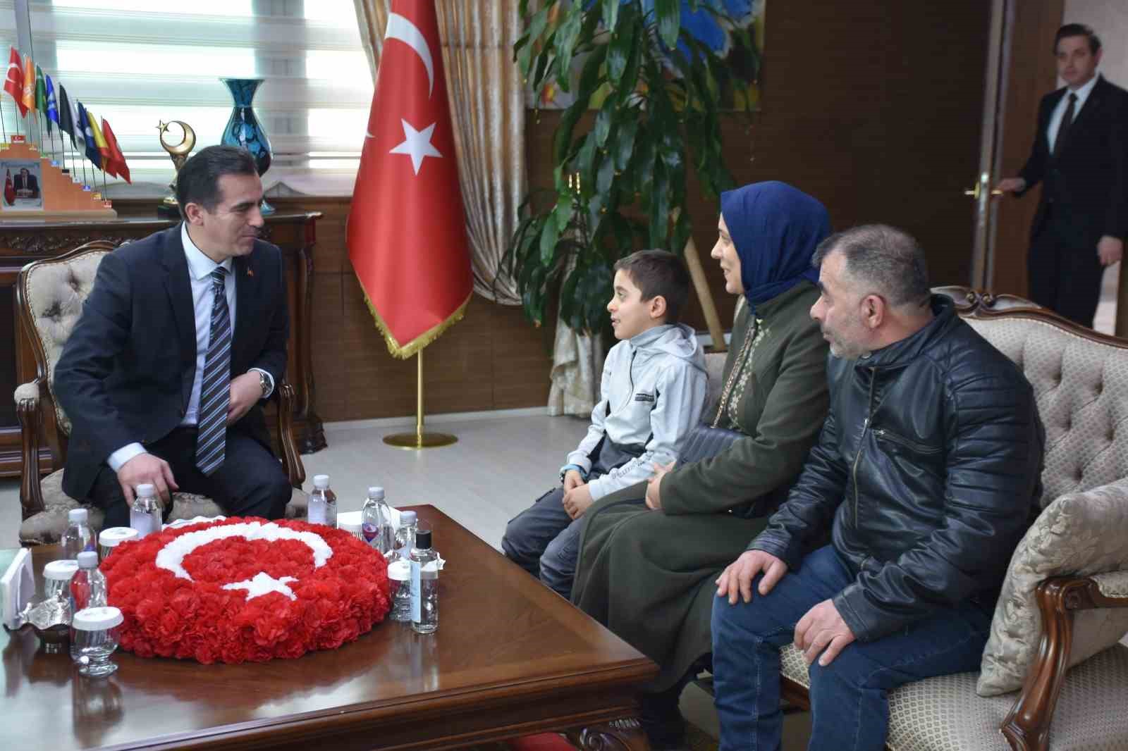 Vali Karakaya’dan kar altında İstiklal Marşı okuyan öğrenciye teşekkür
Vali Karakaya’dan kar altında İstiklal Marşı okuyan öğrenciye teşekkür