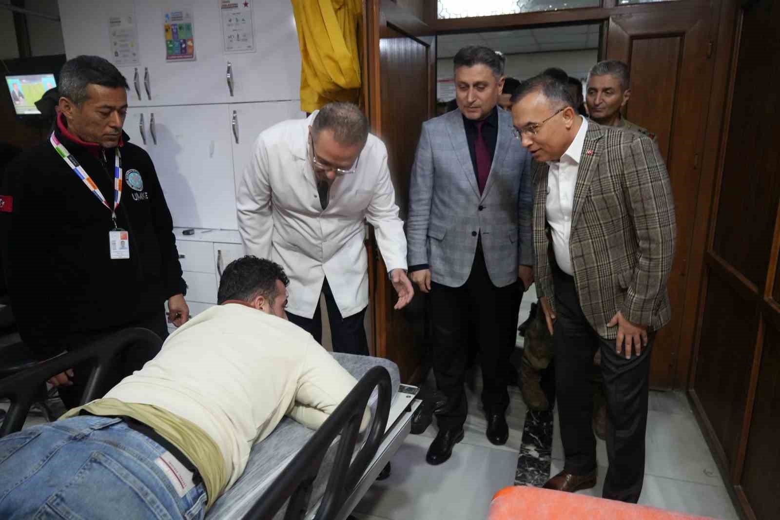 Vali Kemal Çeber, kazada yaralanan vatandaşları hastanede ziyaret etti
