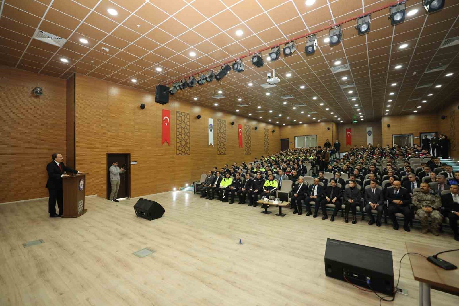 Vali Kızılkaya: "Emniyet teşkilatımız, Siirt’in huzurunun en güçlü teminatıdır"
Vali Kızılkaya: "Emniyet teşkilatımız, Siirt’in huzurunun en güçlü teminatıdır"