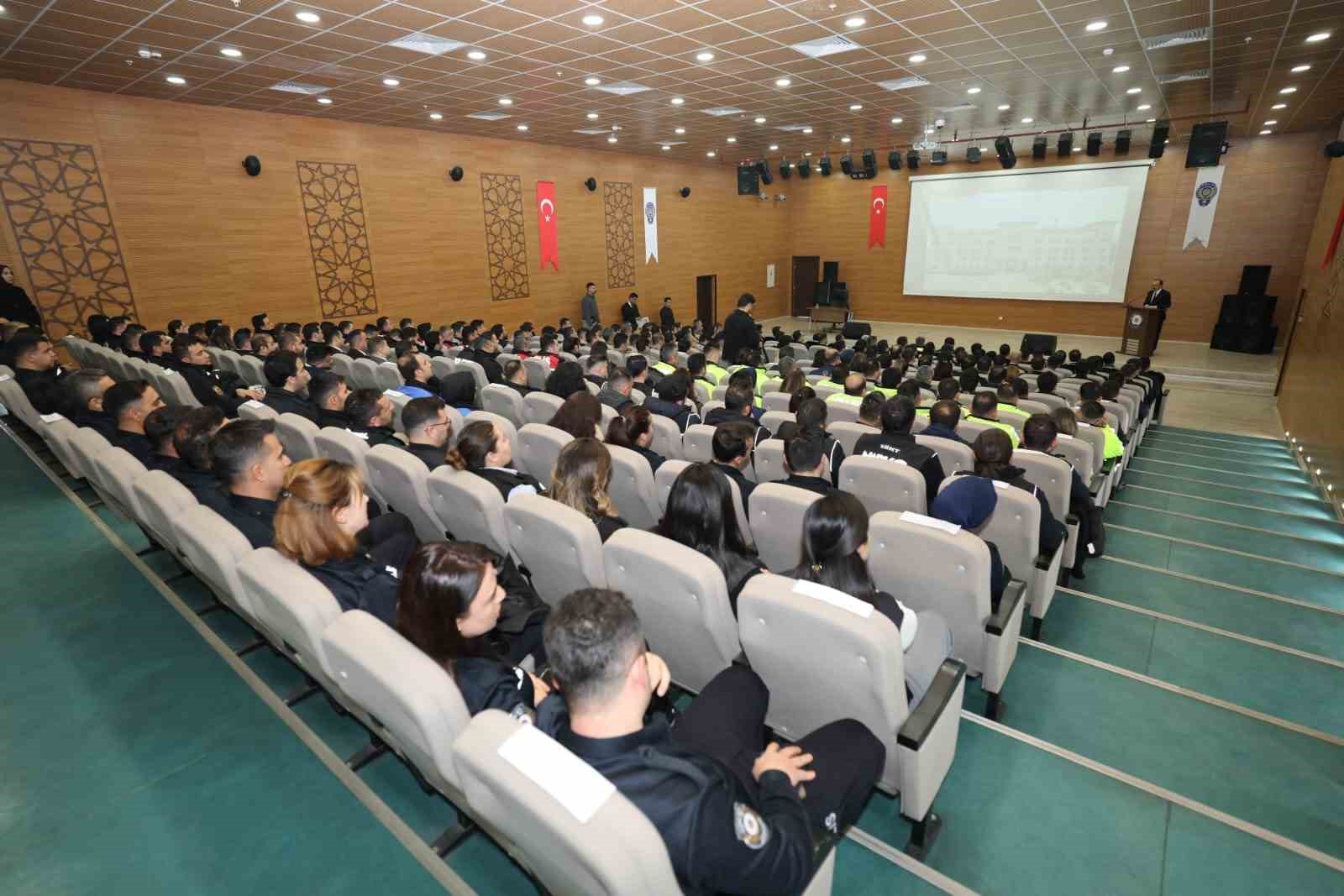 Vali Kızılkaya: "Emniyet teşkilatımız, Siirt’in huzurunun en güçlü teminatıdır"
Vali Kızılkaya: "Emniyet teşkilatımız, Siirt’in huzurunun en güçlü teminatıdır"