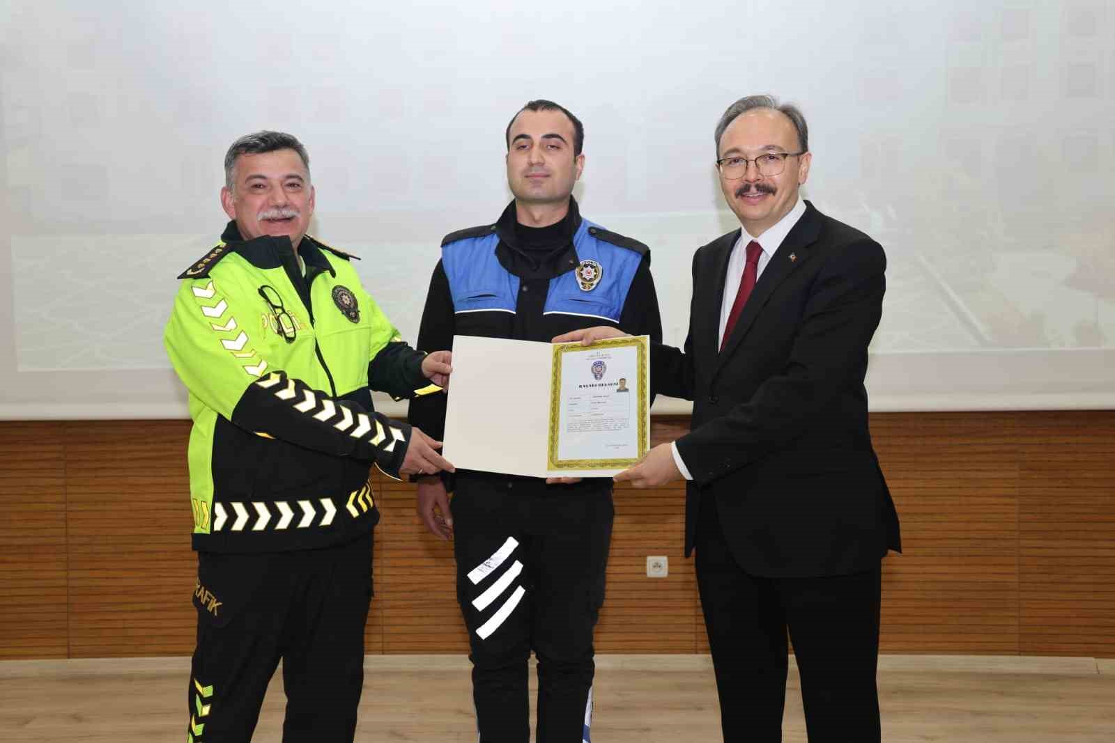 Vali Kızılkaya: "Emniyet teşkilatımız, Siirt’in huzurunun en güçlü teminatıdır"
Vali Kızılkaya: "Emniyet teşkilatımız, Siirt’in huzurunun en güçlü teminatıdır"