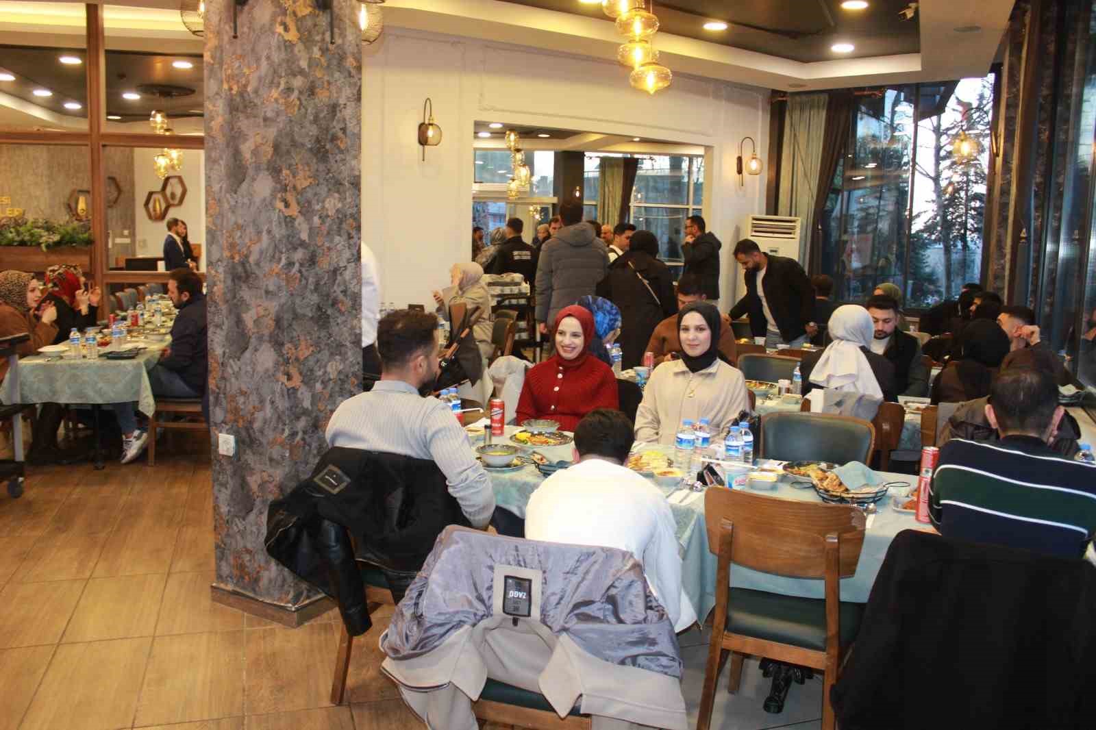 Vali Kızılkaya genç çiftlerle buluştu
Vali Kızılkaya genç çiftlerle buluştu