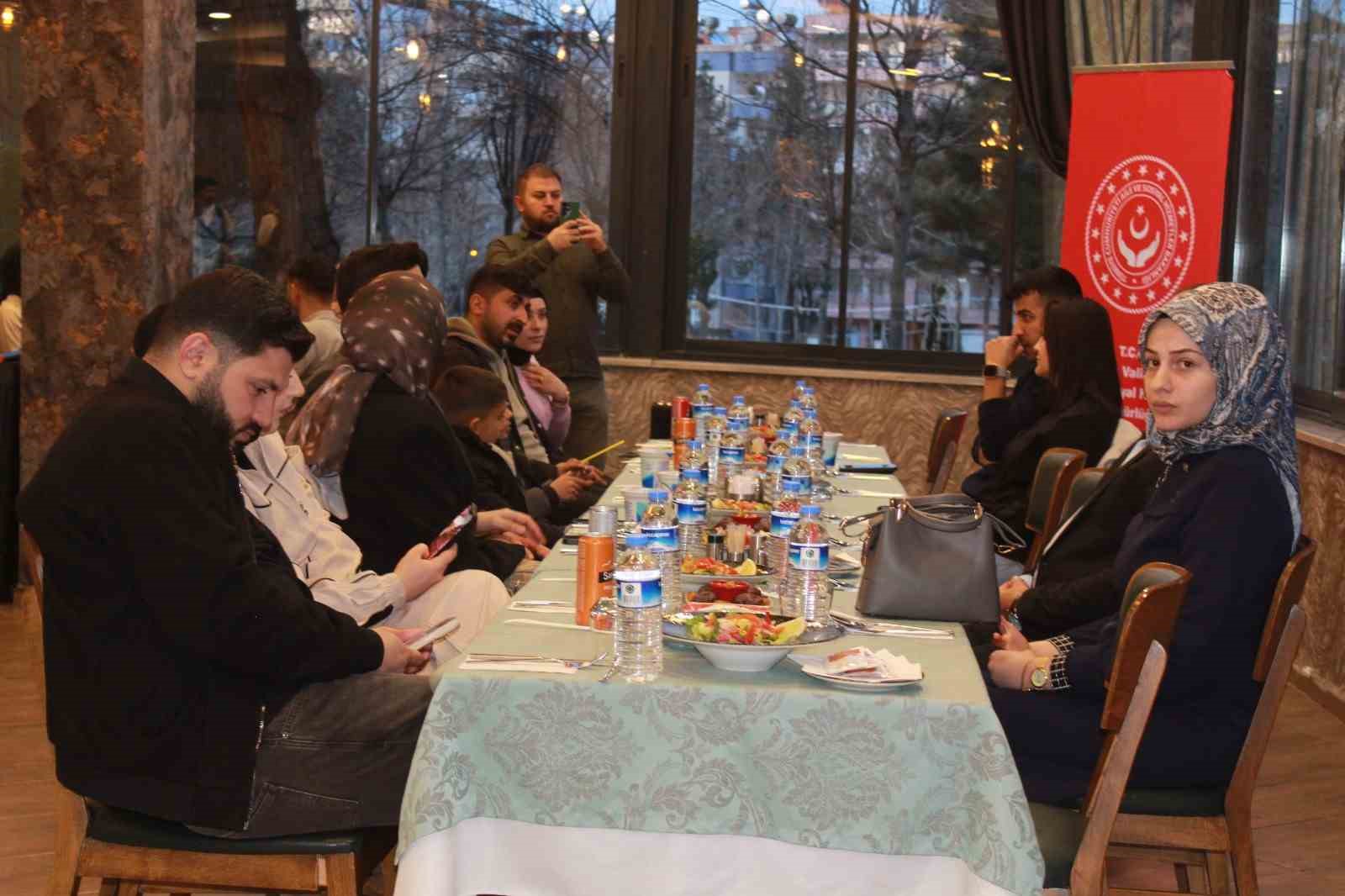 Vali Kızılkaya genç çiftlerle buluştu
Vali Kızılkaya genç çiftlerle buluştu