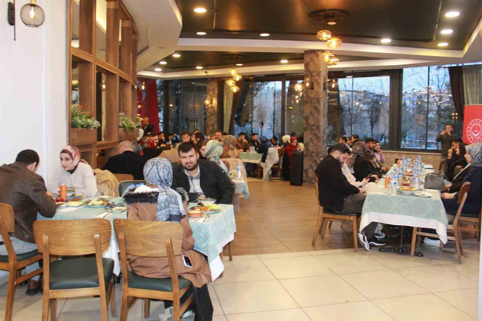 Vali Kızılkaya genç çiftlerle buluştu
Vali Kızılkaya genç çiftlerle buluştu