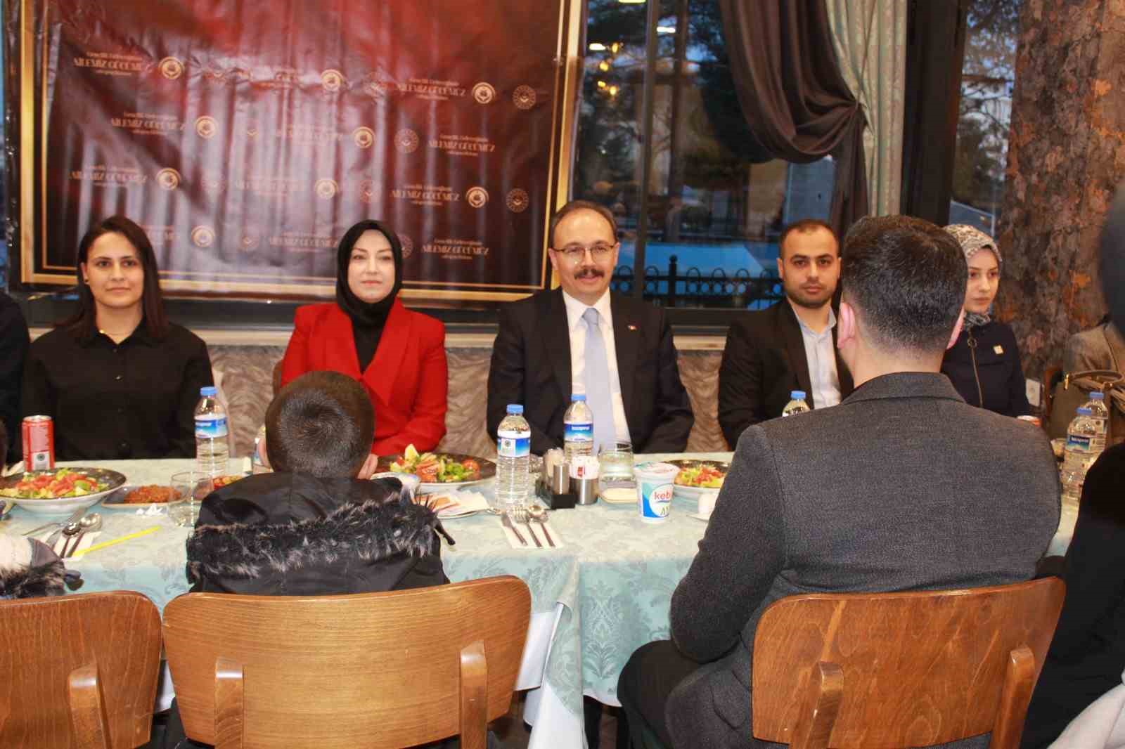 Vali Kızılkaya genç çiftlerle buluştu
Vali Kızılkaya genç çiftlerle buluştu