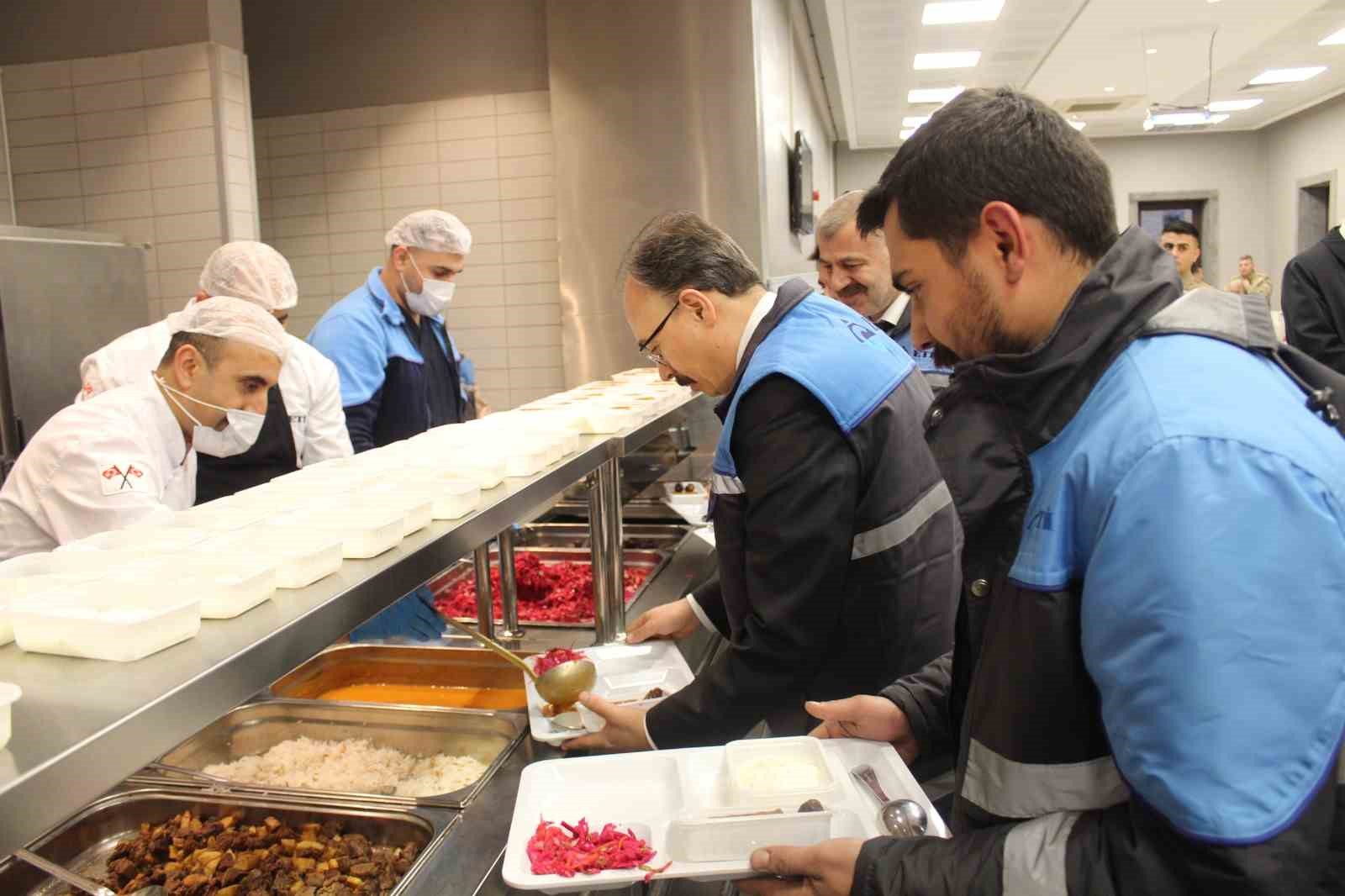 Vali Kızılkaya iftarda madencilerin sofrasında misafir oldu
Vali Kızılkaya iftarda madencilerin sofrasında misafir oldu
