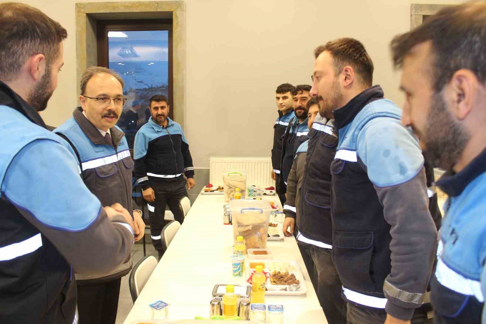 Vali Kızılkaya iftarda madencilerin sofrasında misafir oldu
Vali Kızılkaya iftarda madencilerin sofrasında misafir oldu