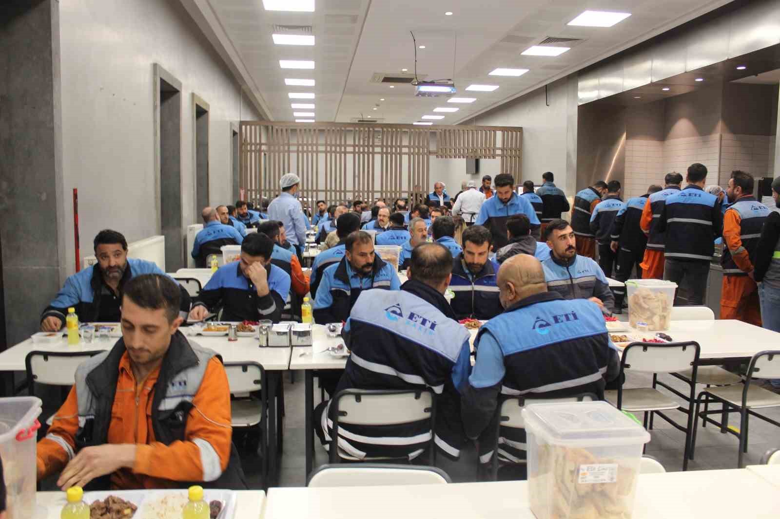 Vali Kızılkaya iftarda madencilerin sofrasında misafir oldu
Vali Kızılkaya iftarda madencilerin sofrasında misafir oldu