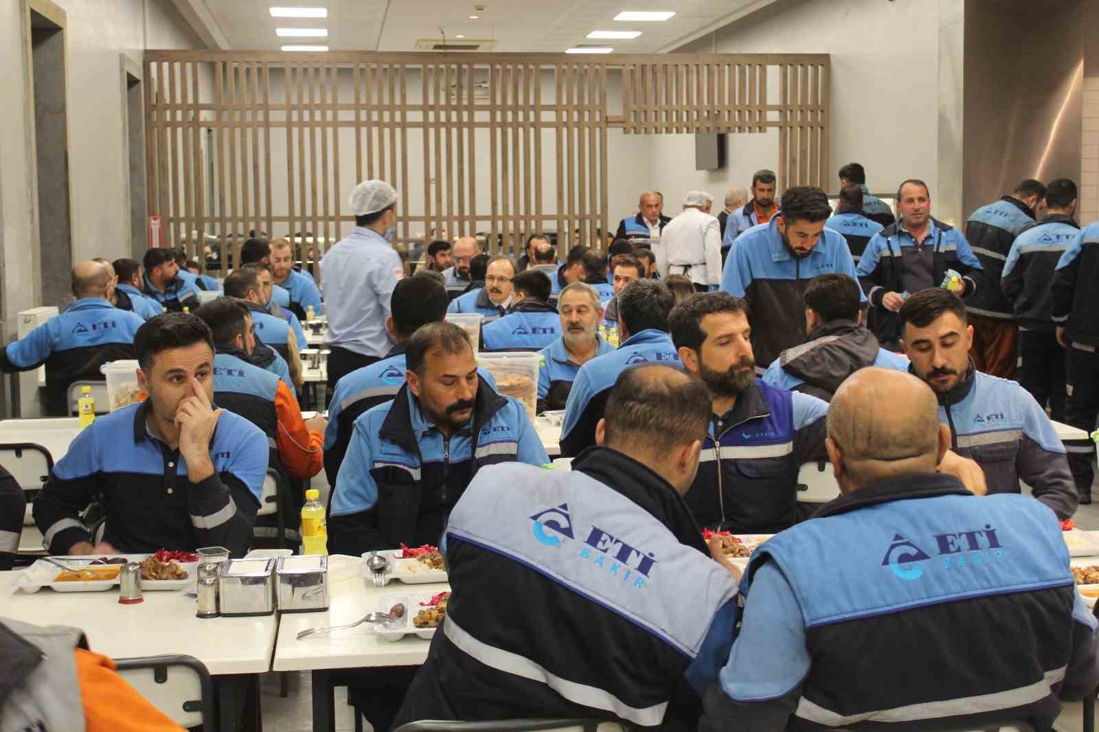 Vali Kızılkaya iftarda madencilerin sofrasında misafir oldu
Vali Kızılkaya iftarda madencilerin sofrasında misafir oldu