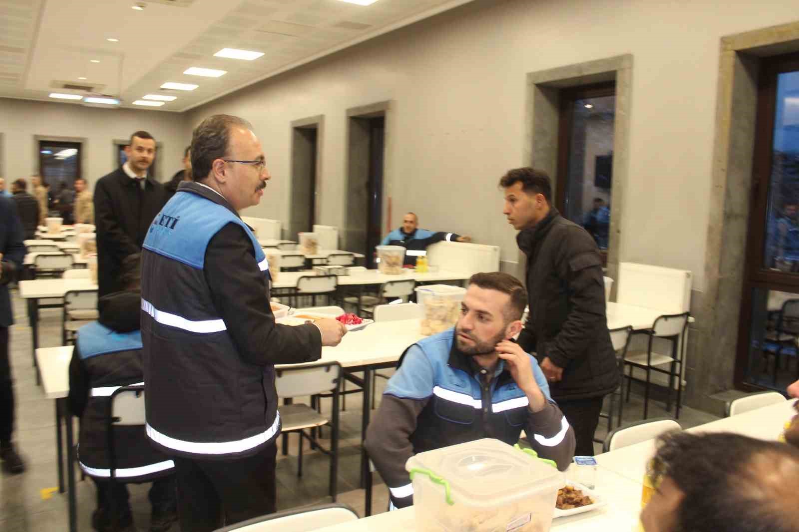 Vali Kızılkaya iftarda madencilerin sofrasında misafir oldu
Vali Kızılkaya iftarda madencilerin sofrasında misafir oldu