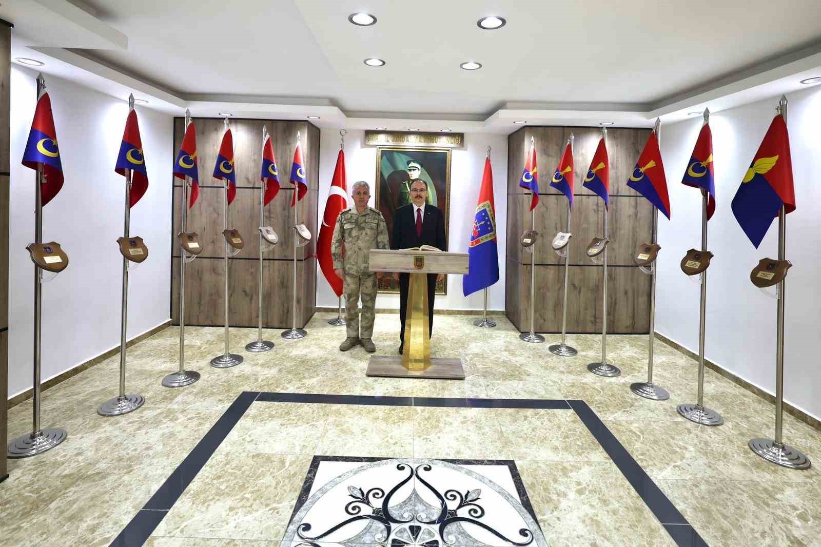 Vali Kızılkaya: "Jandarmamız, Siirt’imizin huzuru için gece gündüz görev yaparak önemli başarılara imza atıyor"
Vali Kızılkaya: "Jandarmamız, Siirt’imizin huzuru için gece gündüz görev yaparak önemli başarılara imza atıyor"