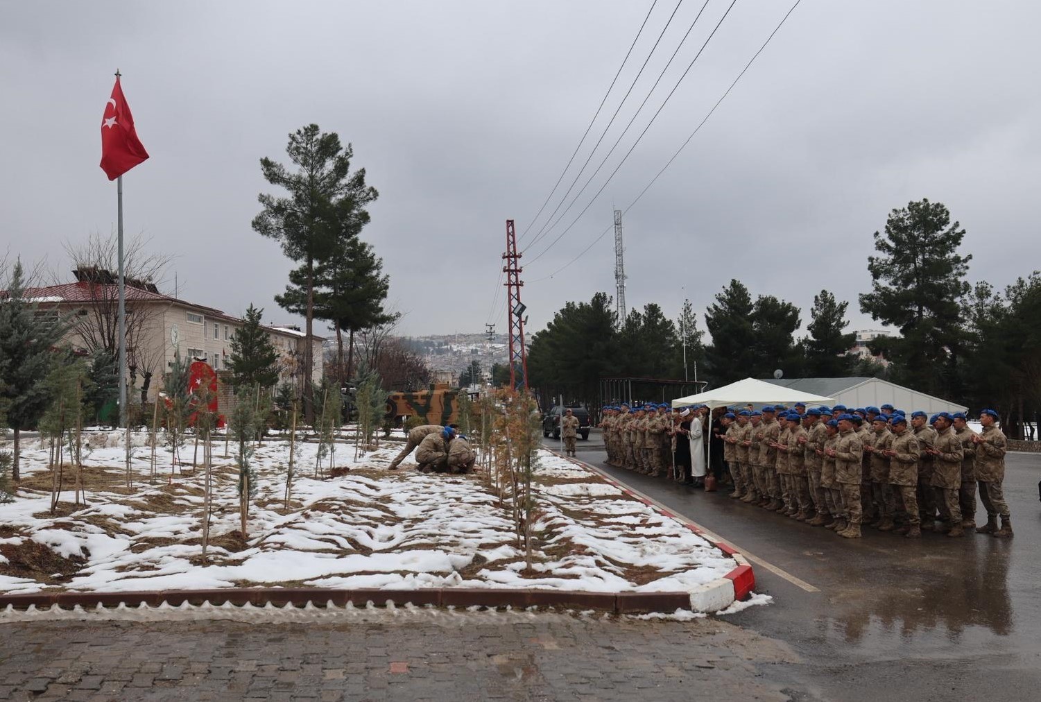 Vali Kızılkaya: "Jandarmamız, Siirt’imizin huzuru için gece gündüz görev yaparak önemli başarılara imza atıyor"
Vali Kızılkaya: "Jandarmamız, Siirt’imizin huzuru için gece gündüz görev yaparak önemli başarılara imza atıyor"