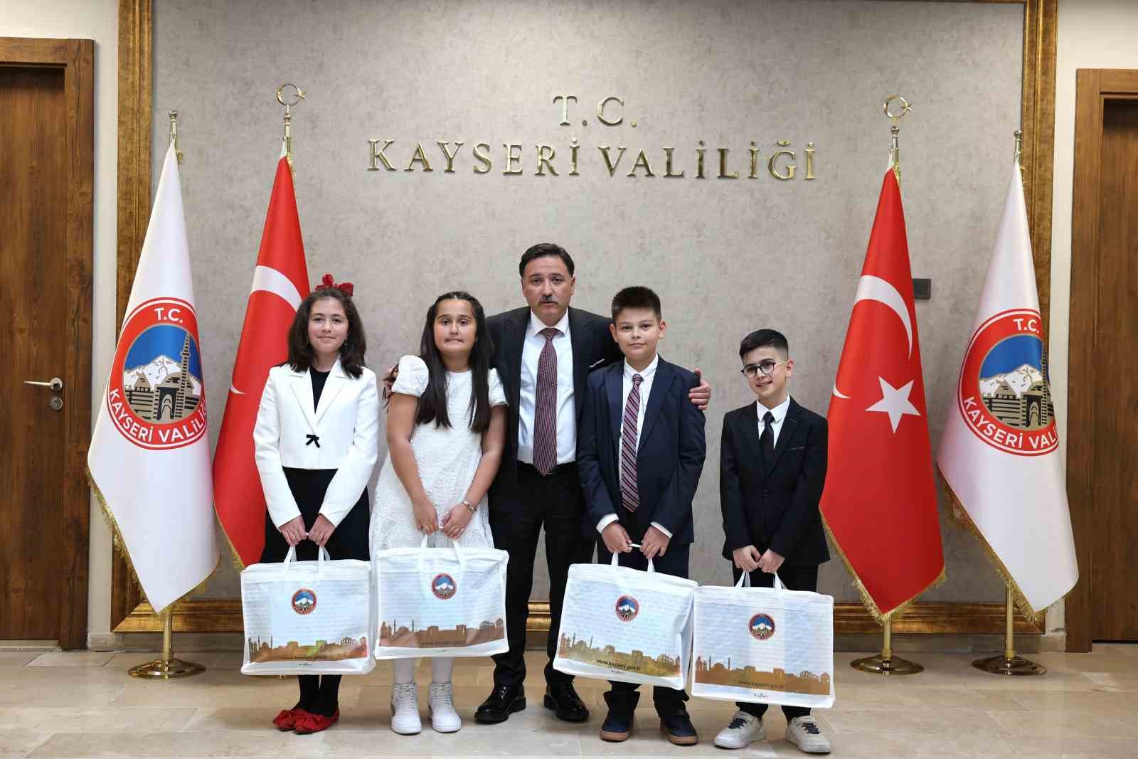 Vali koltuğuna oturan Zeynep’ten il emniyet müdürüne talimat: "Okulların çevresinde güvenliği artırın"
