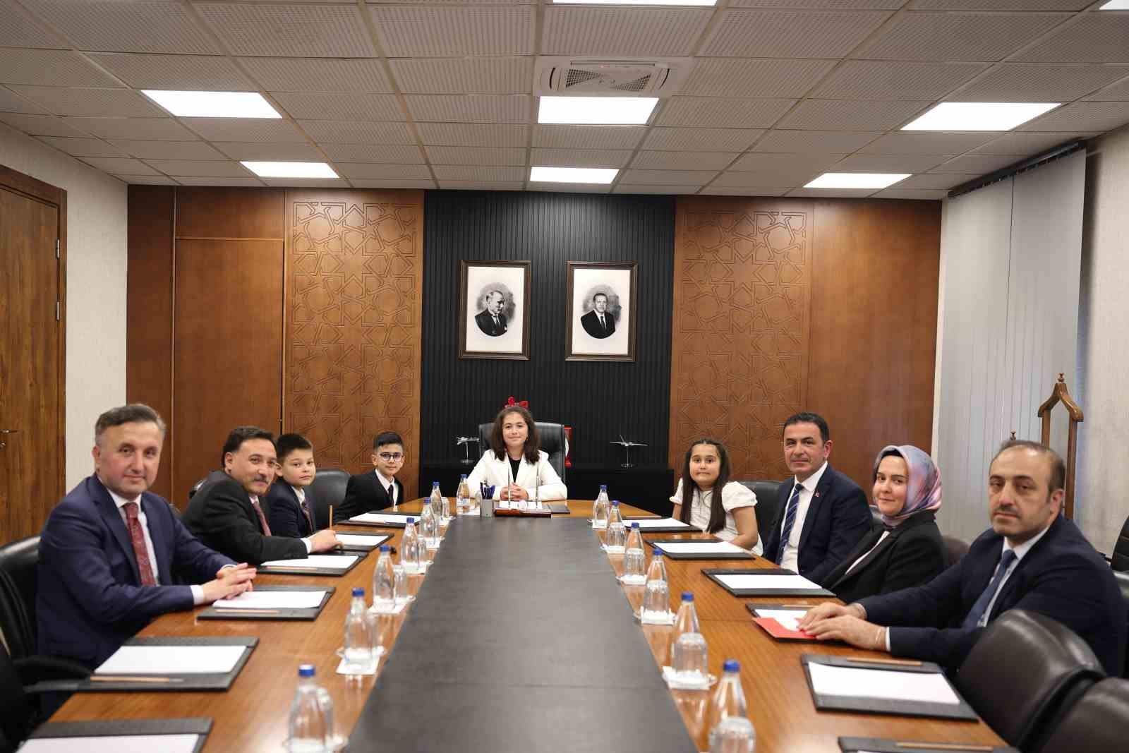 Vali koltuğuna oturan Zeynep’ten il emniyet müdürüne talimat: "Okulların çevresinde güvenliği artırın"
