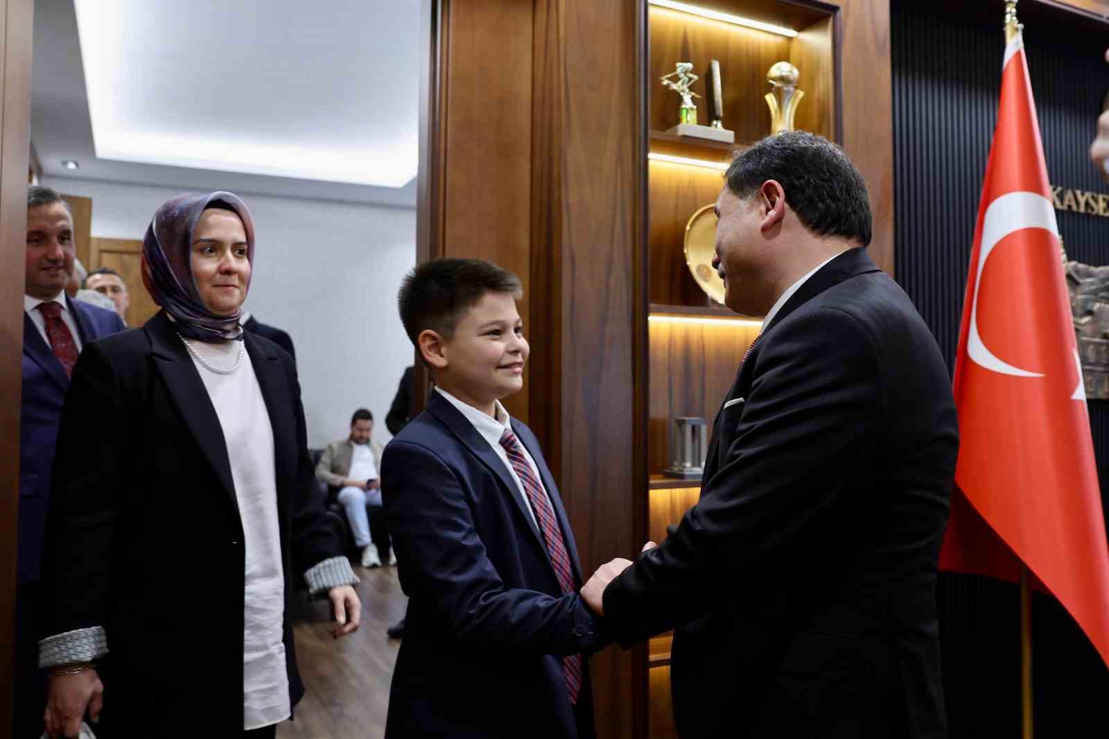 Vali koltuğuna oturan Zeynep’ten il emniyet müdürüne talimat: "Okulların çevresinde güvenliği artırın"
