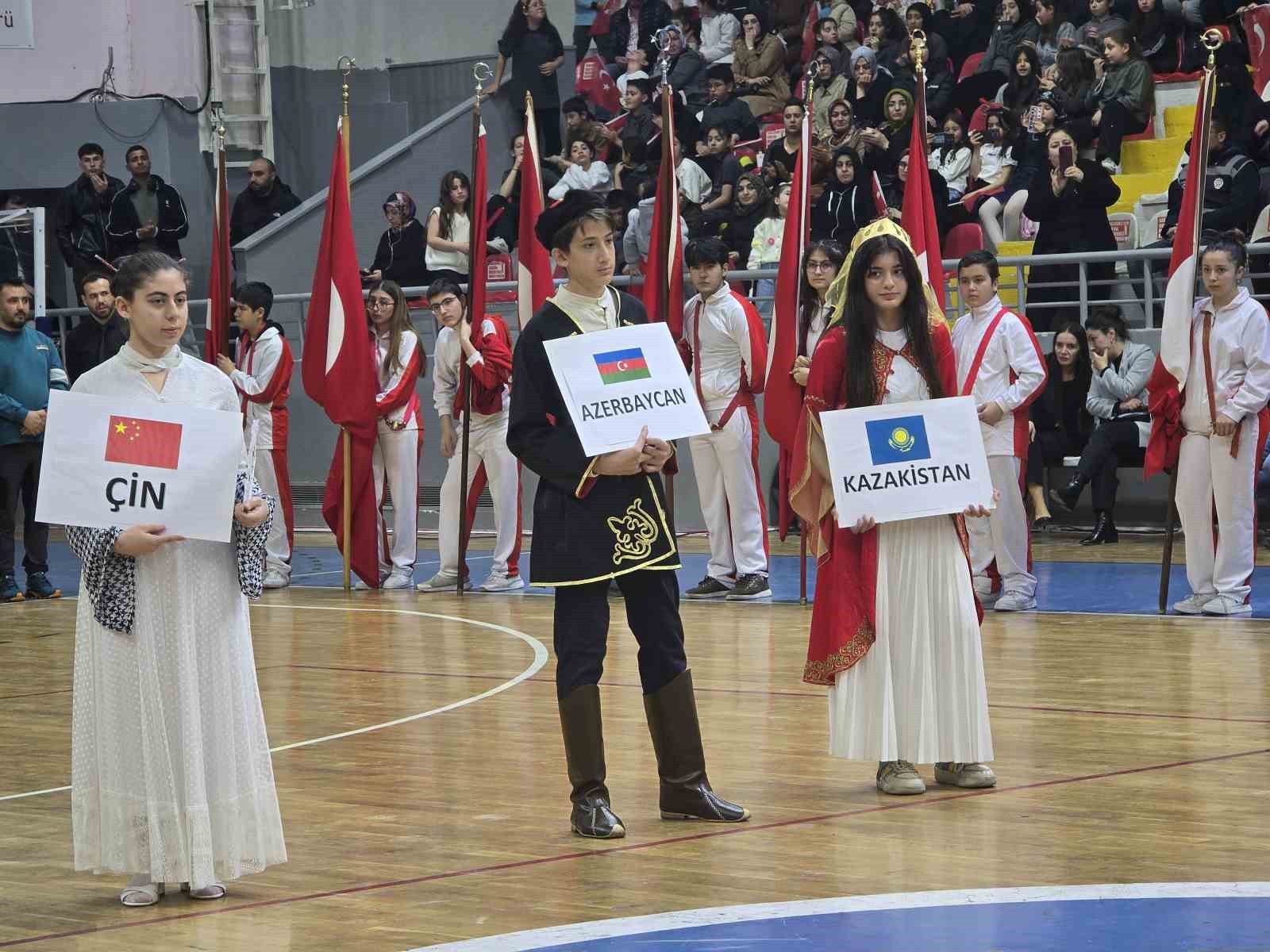 Vali koltuğuna oturdu, ilk talimatı okul güvenliği oldu
