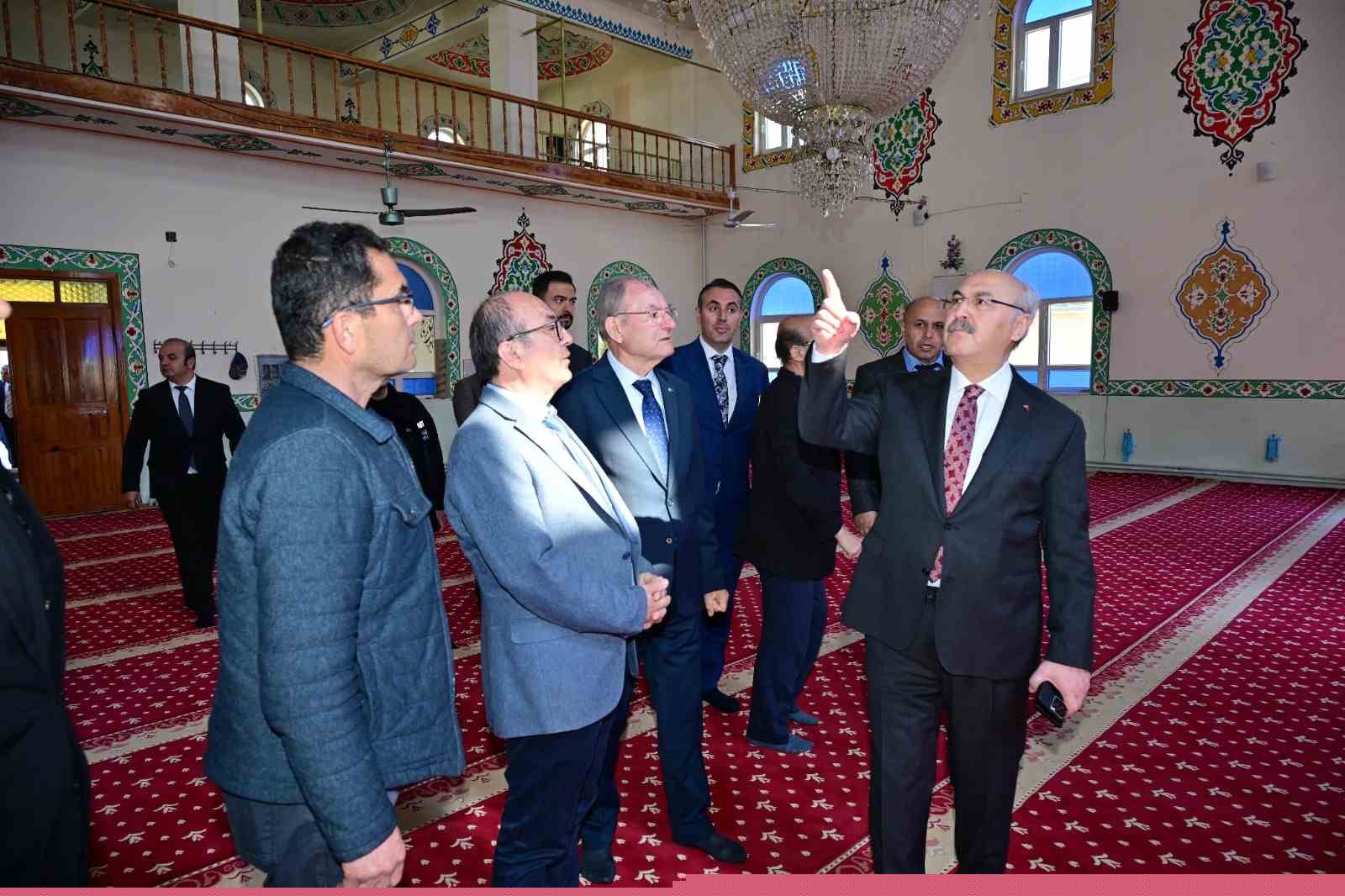 Vali Köşger, 5.1’lik depremin merkez üssü Buldan’da incelemelerde bulundu
