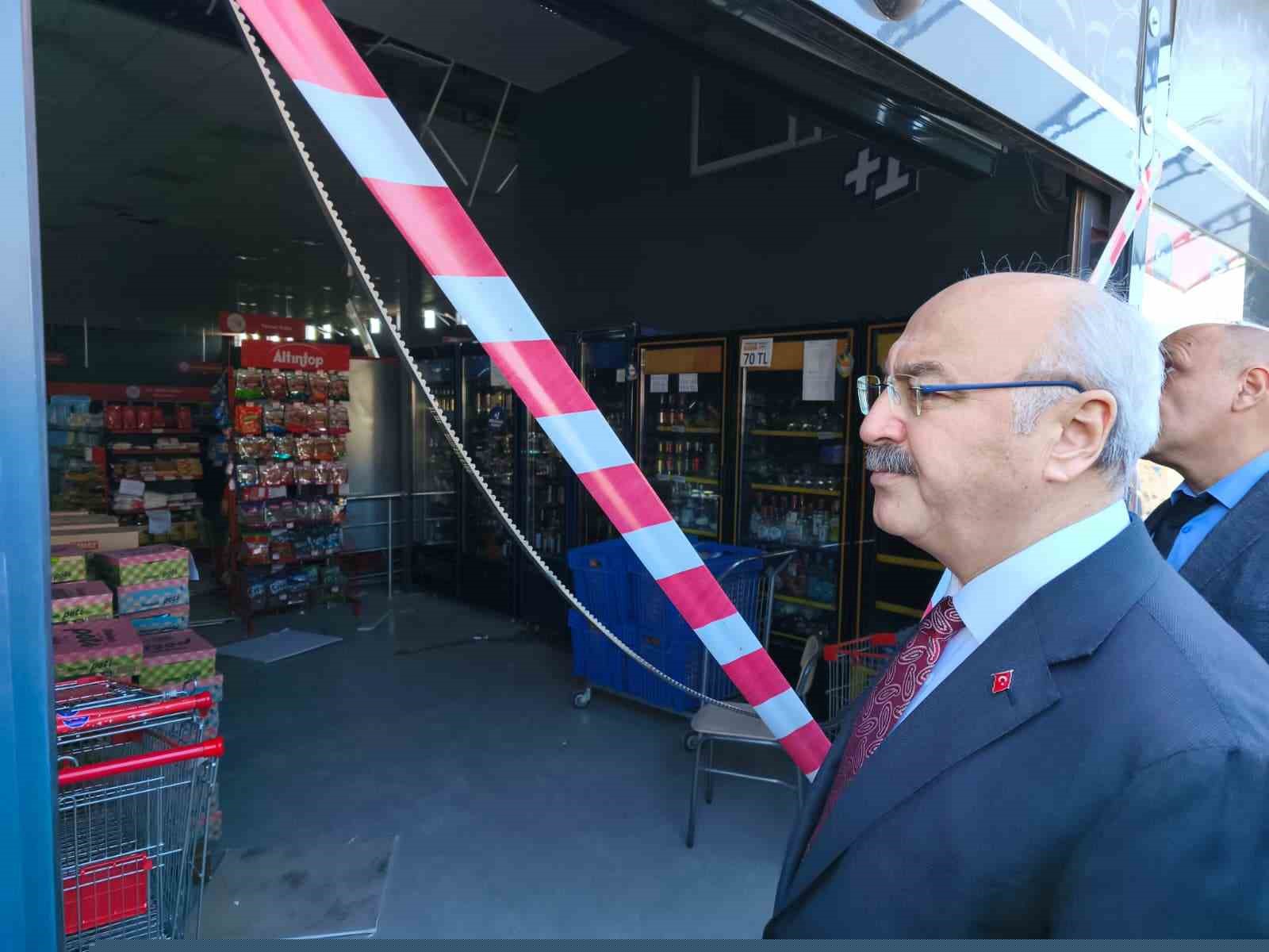 Vali Köşger açıklama yaptığı sırada artçı depreme yakalandı
