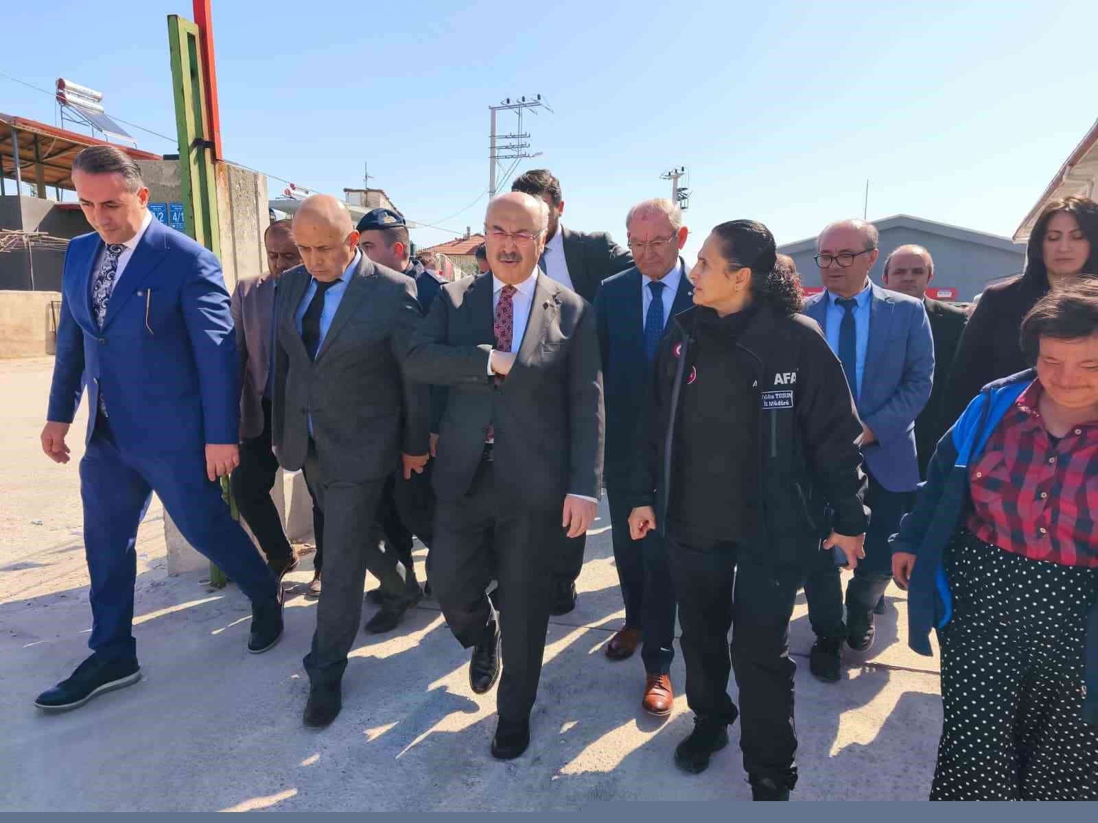 Vali Köşger açıklama yaptığı sırada artçı depreme yakalandı
