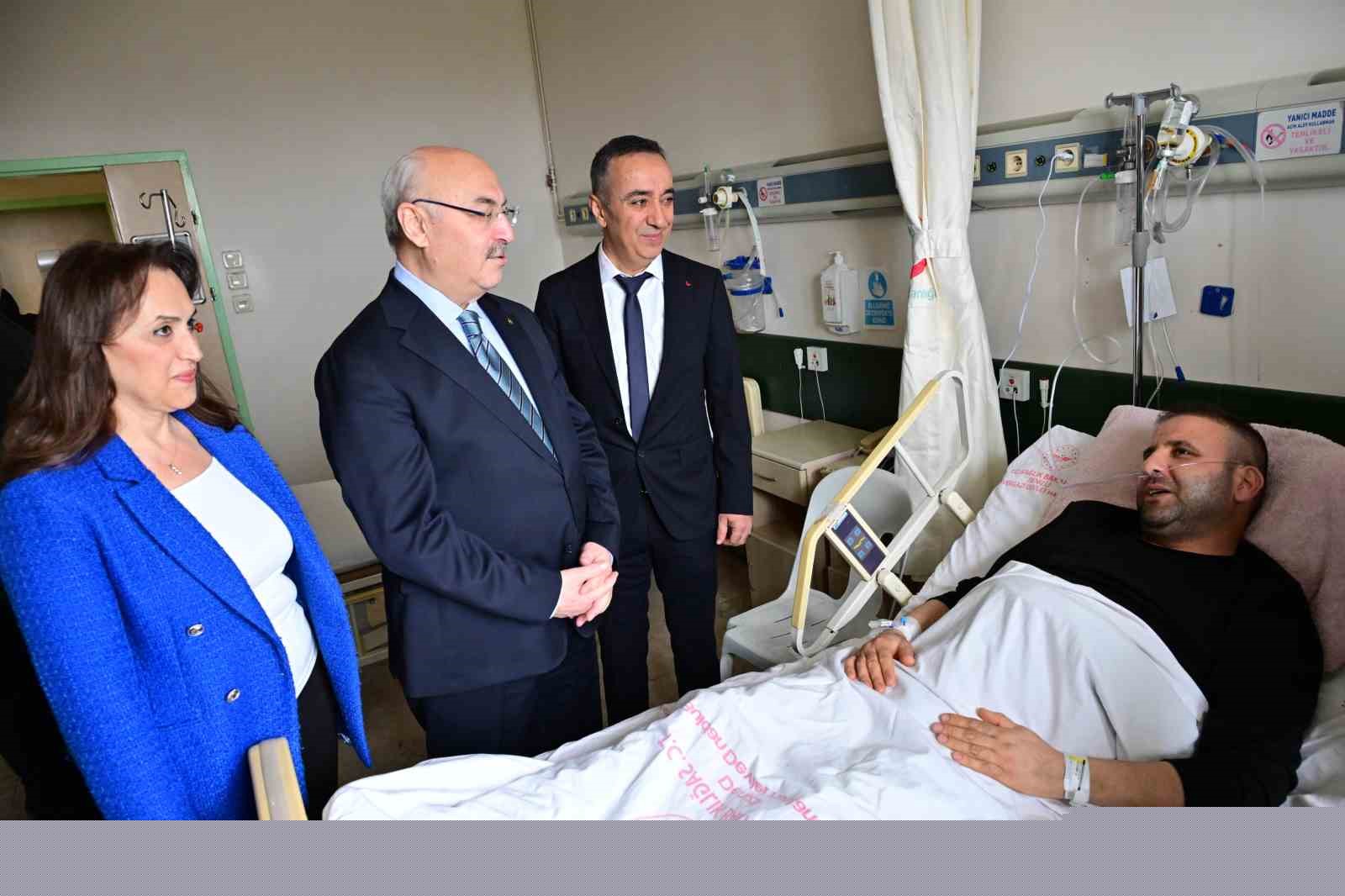 Vali Köşger bayram sevincini görevi başındaki personeller ve vatandaşlarla paylaştı
