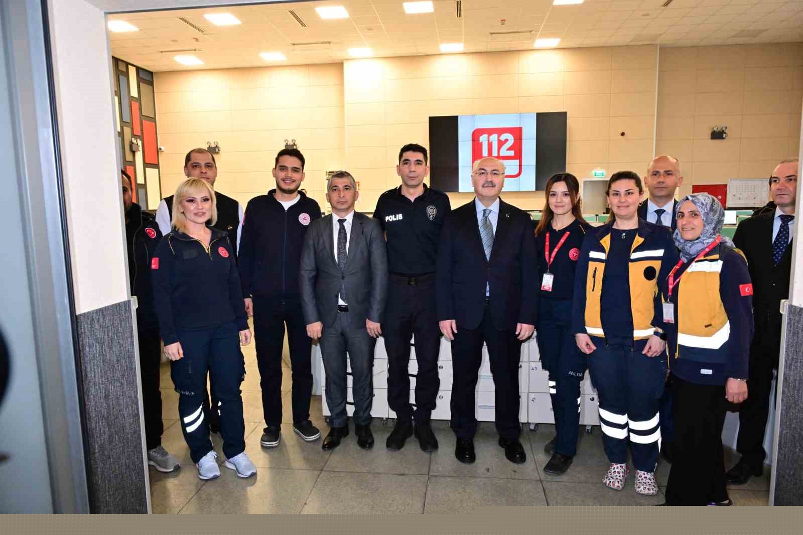 Vali Köşger bayram sevincini görevi başındaki personeller ve vatandaşlarla paylaştı
