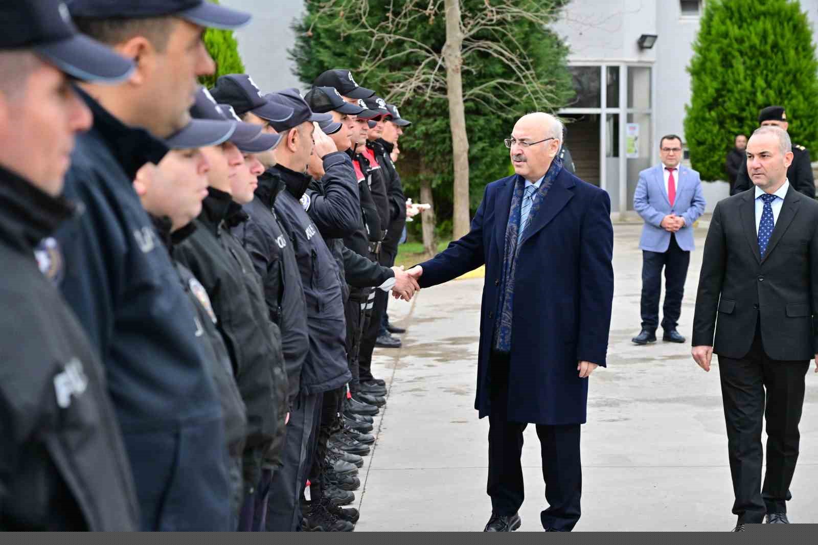 Vali Köşger bayram sevincini görevi başındaki personeller ve vatandaşlarla paylaştı
