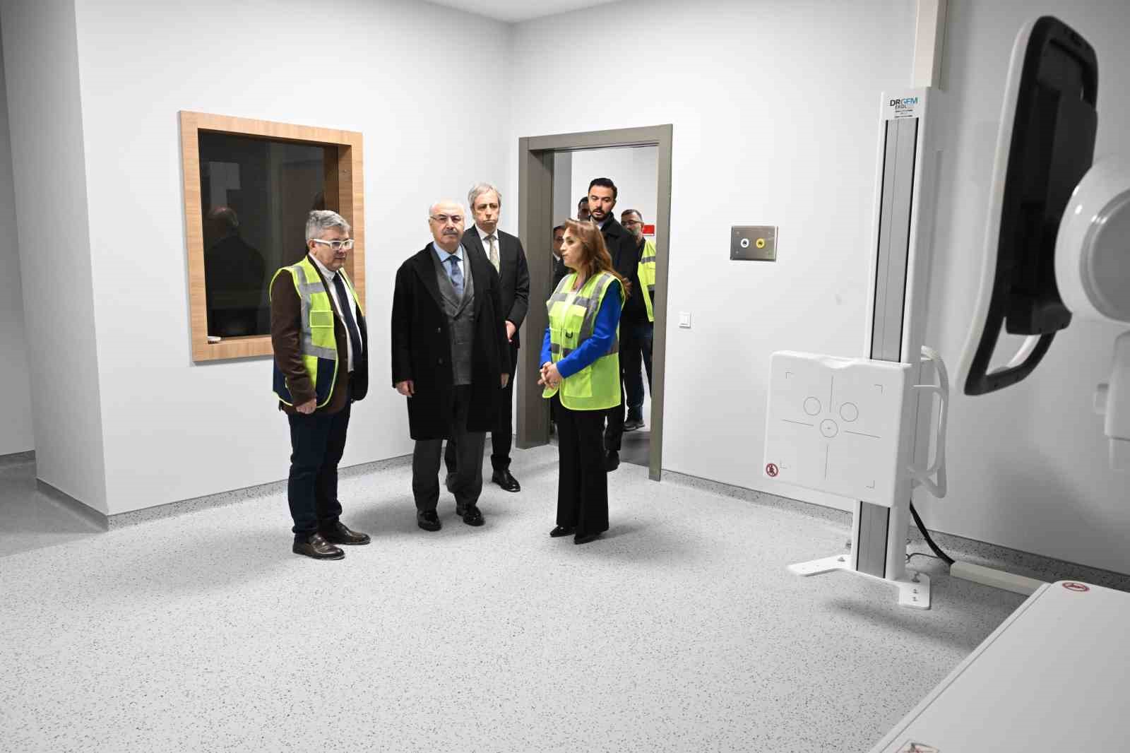 Vali Köşger, Denizli Acil Durum Hastanesi inşaatının son durumu hakkında bilgi aldı
