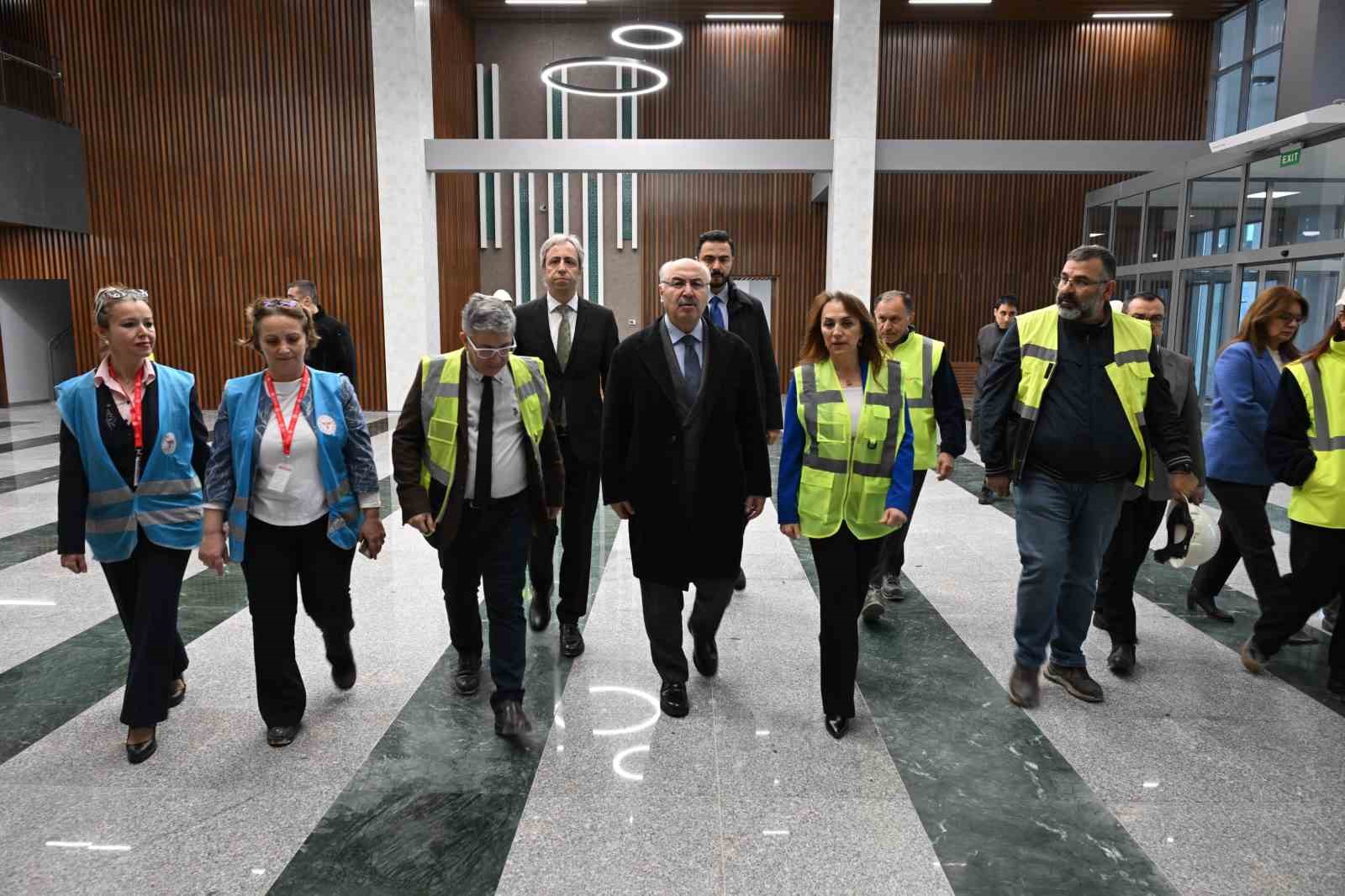 Vali Köşger, Denizli Acil Durum Hastanesi inşaatının son durumu hakkında bilgi aldı
